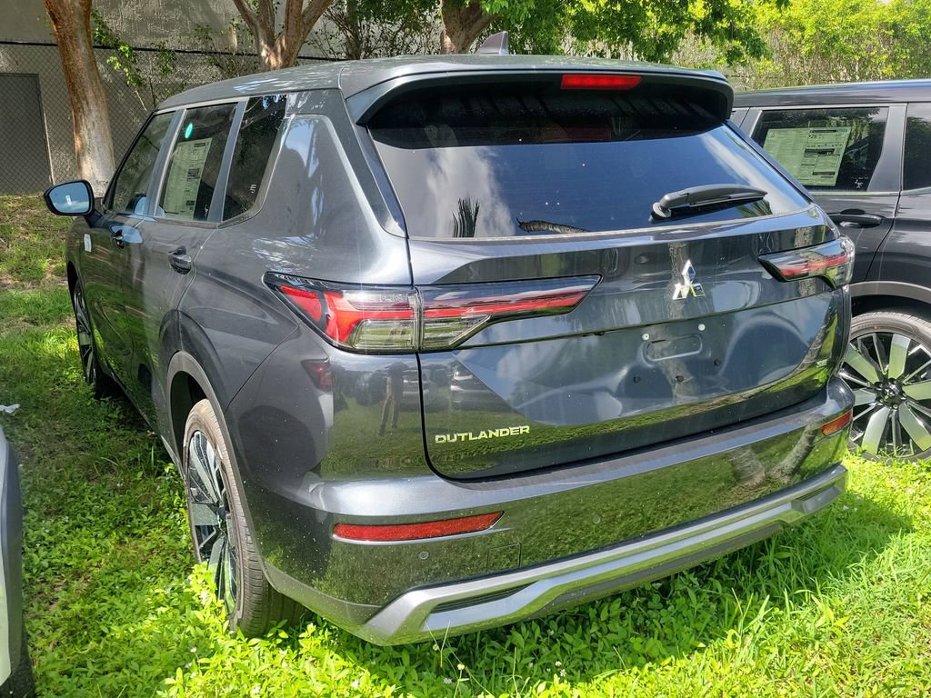New 2025 Mitsubishi Outlander SE image 3