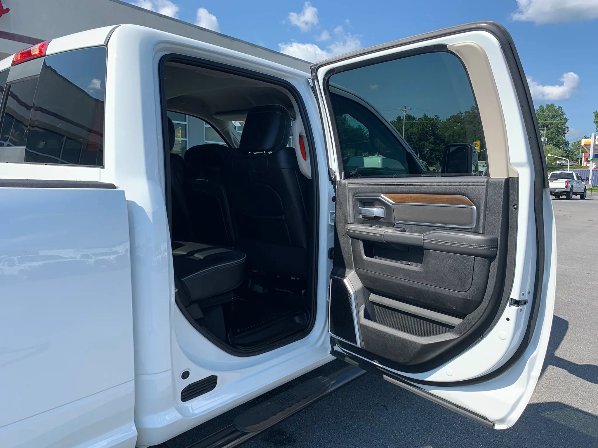 Used 2024 RAM 2500 Laramie AWD/4WD image 31
