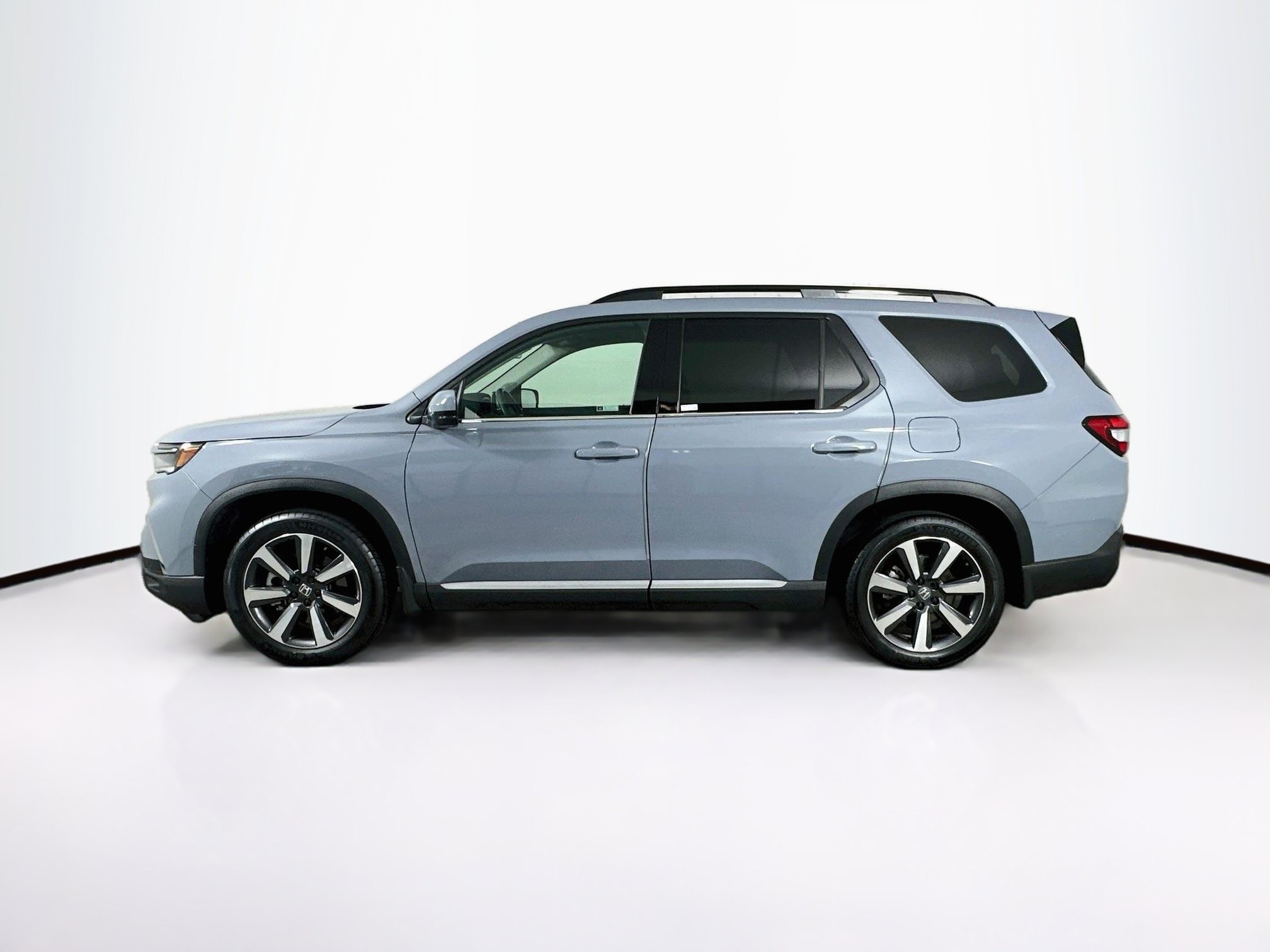 Used 2025 Honda Pilot Touring image 4
