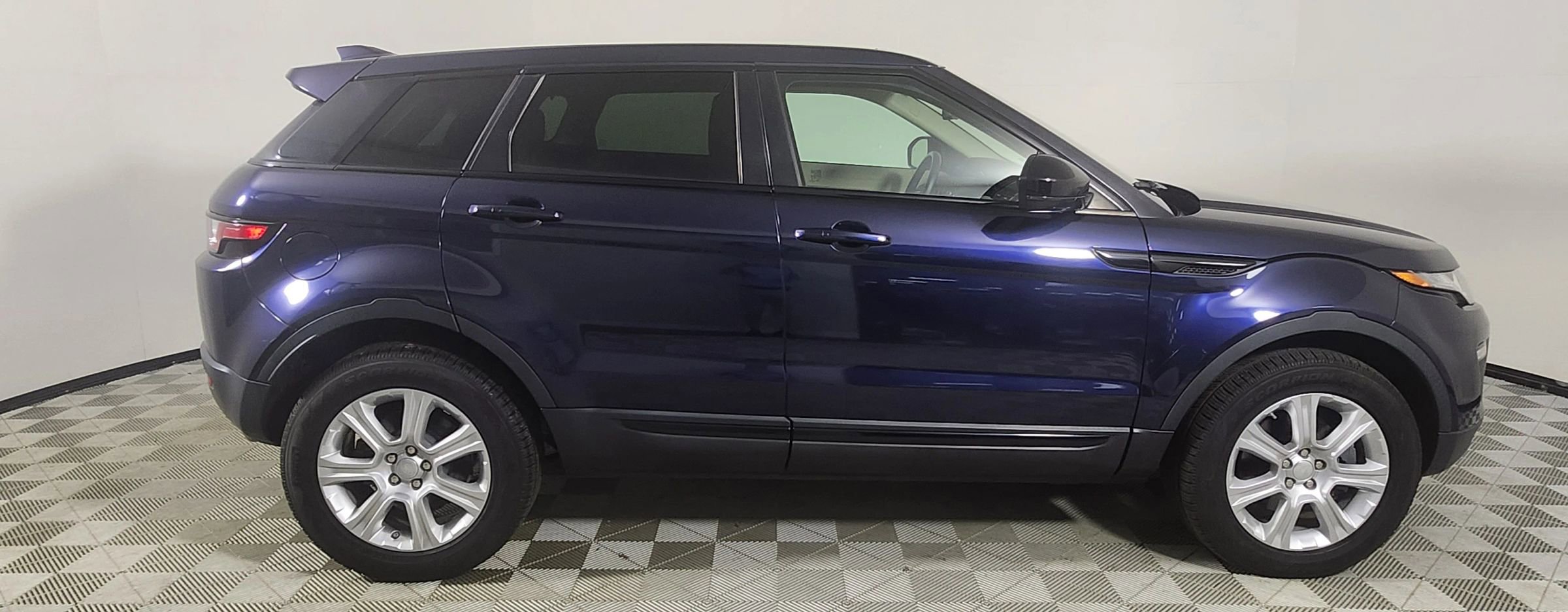 Used 2019 Land Rover Range Rover Evoque SE image 8