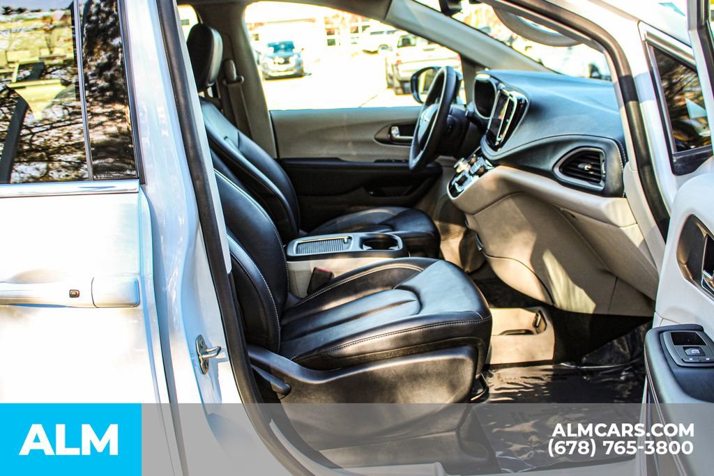 Used 2024 Chrysler Pacifica Select image 23