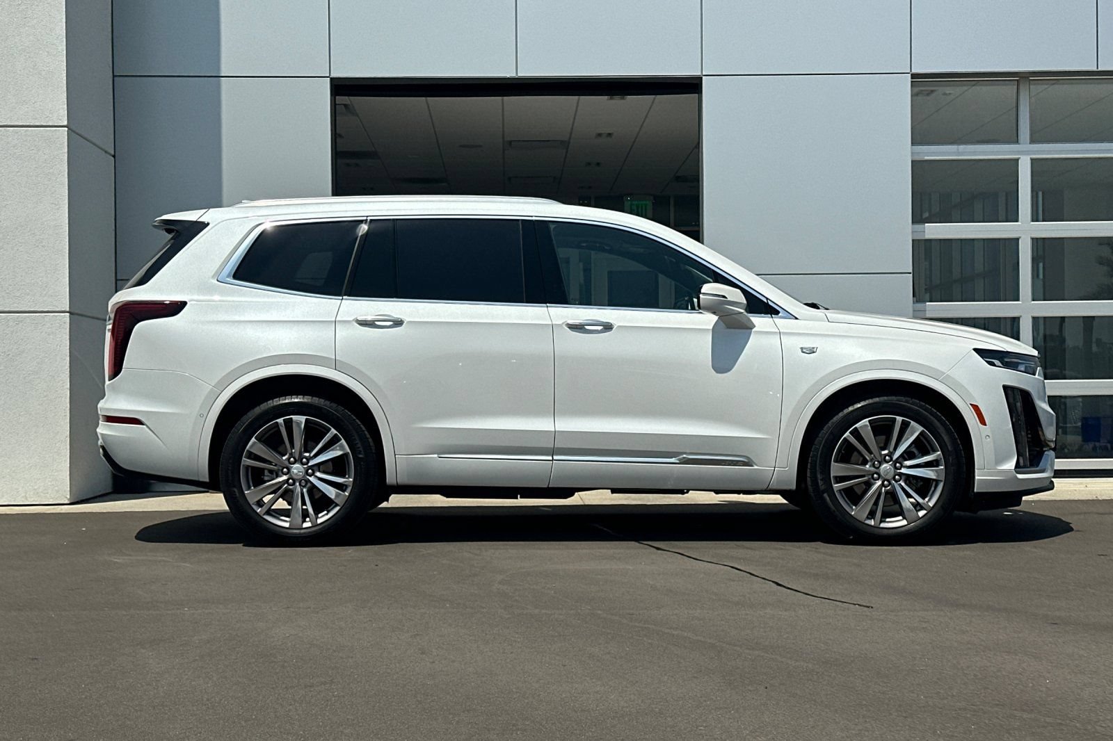 Used 2024 Cadillac XT6 Premium Luxury w/ Technology Package FWD image 3