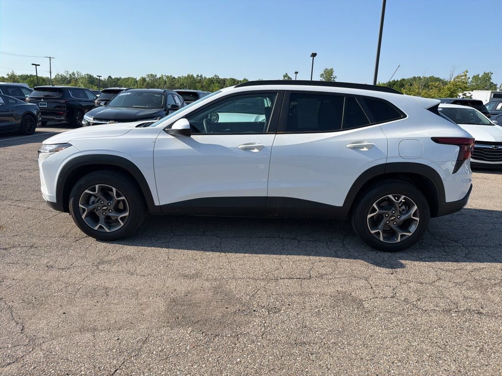Used 2025 Chevrolet Trax LT FWD image 8