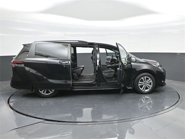 Used 2022 Toyota Sienna XSE image 65