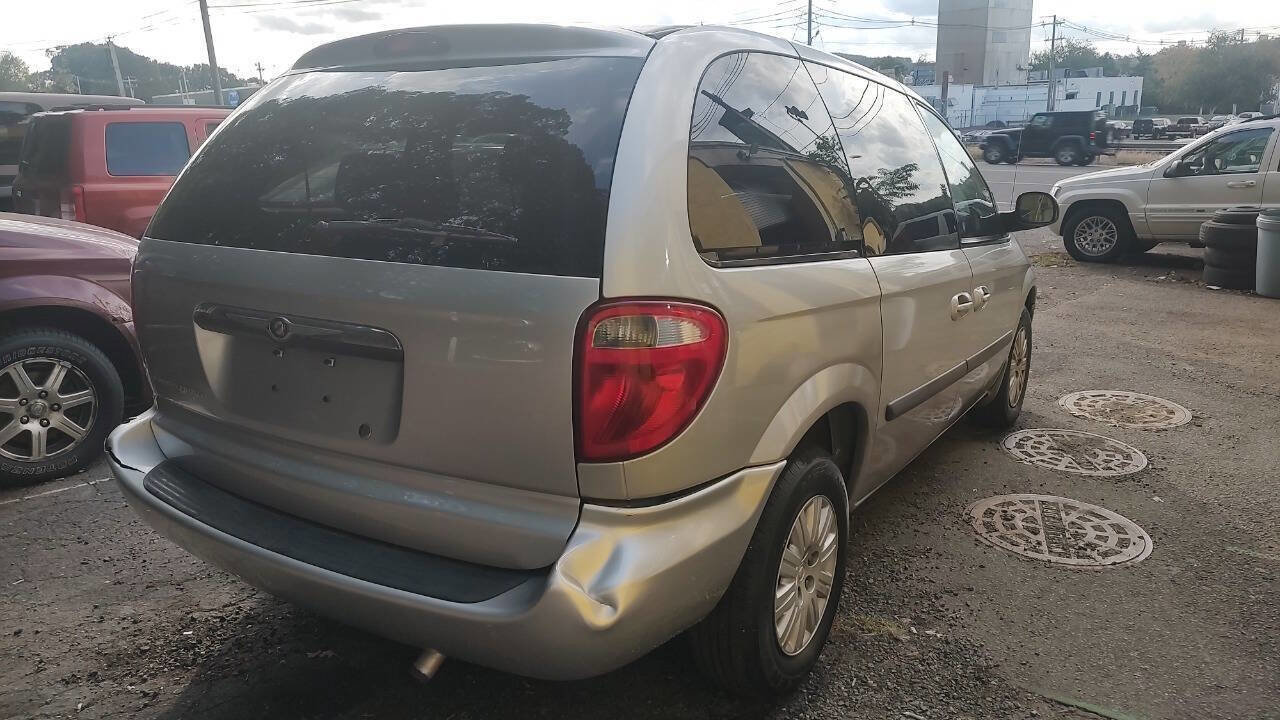 Used 2006 Chrysler Town & Country image 5