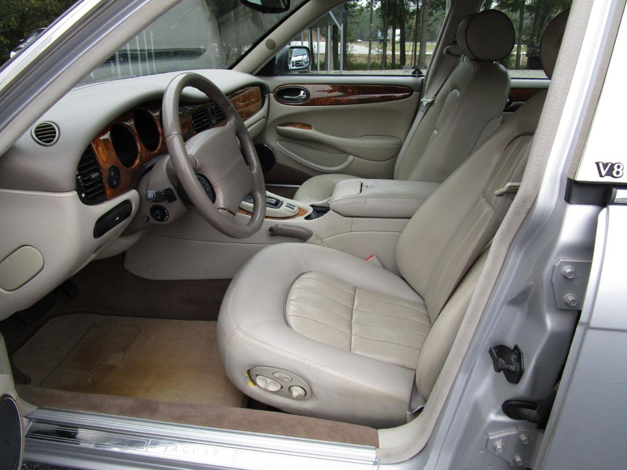 Used 2001 Jaguar XJ8 image 13