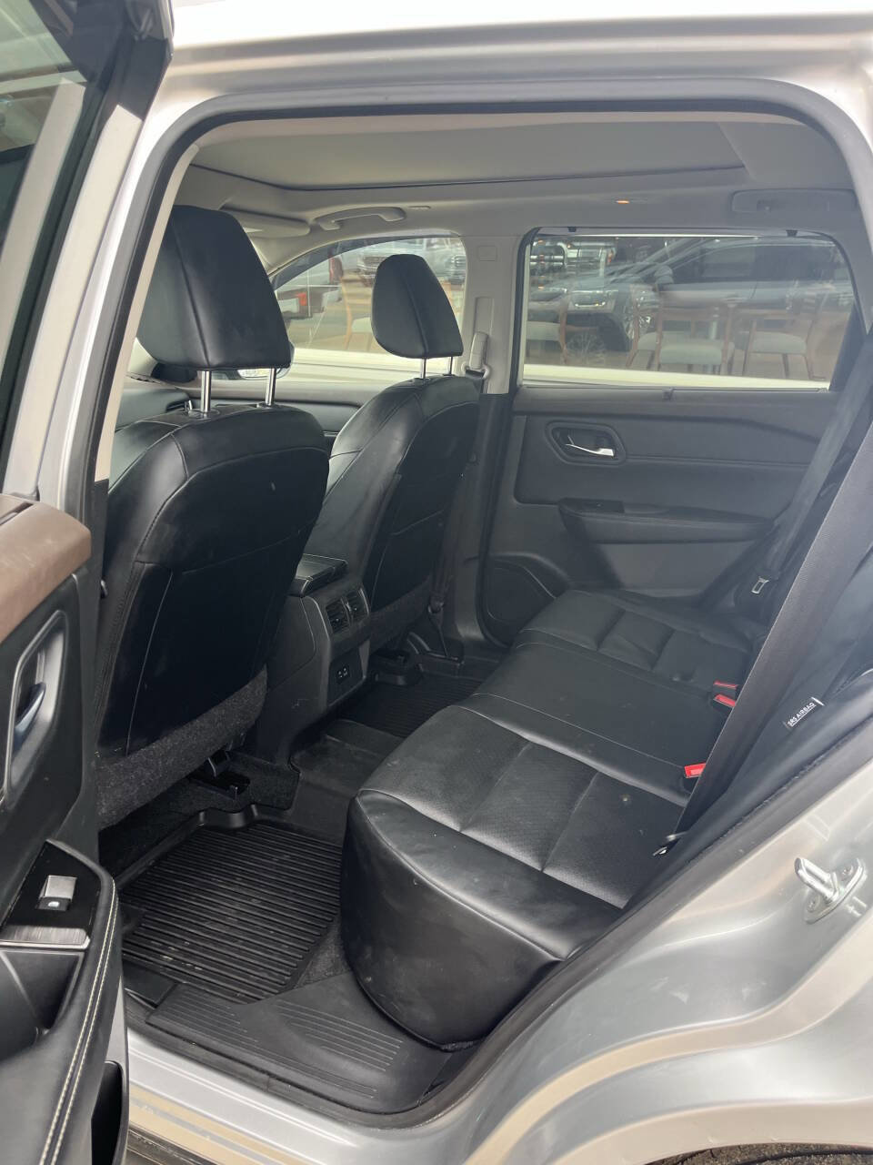 Used 2023 Nissan Rogue SV w/ SV Premium B Package image 5