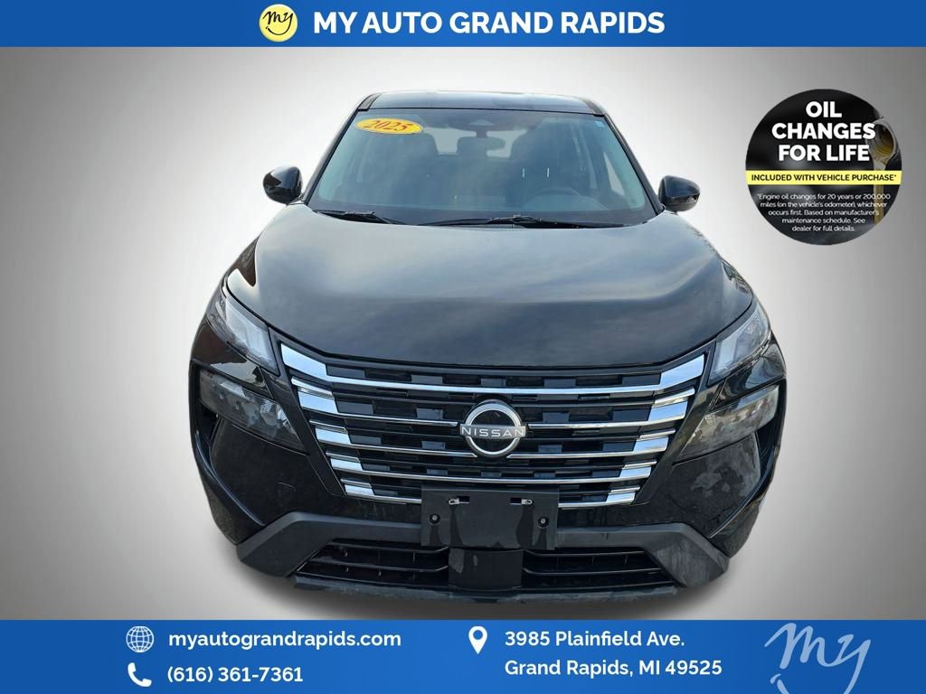 Used 2025 Nissan Rogue SV image 2