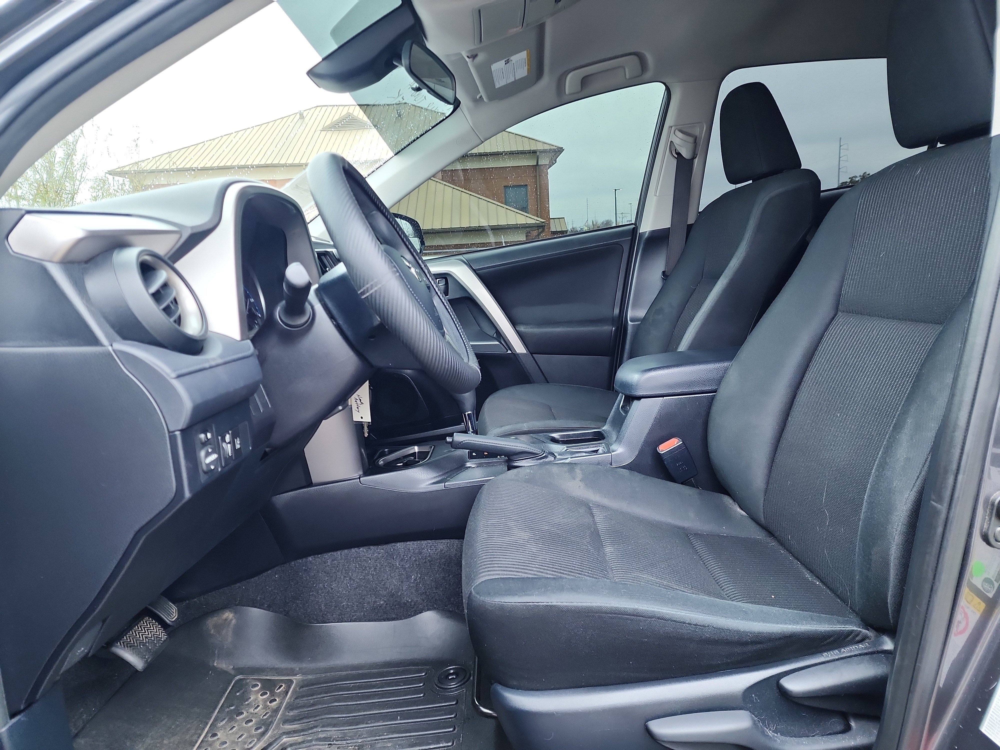 Used 2018 Toyota RAV4 LE image 10