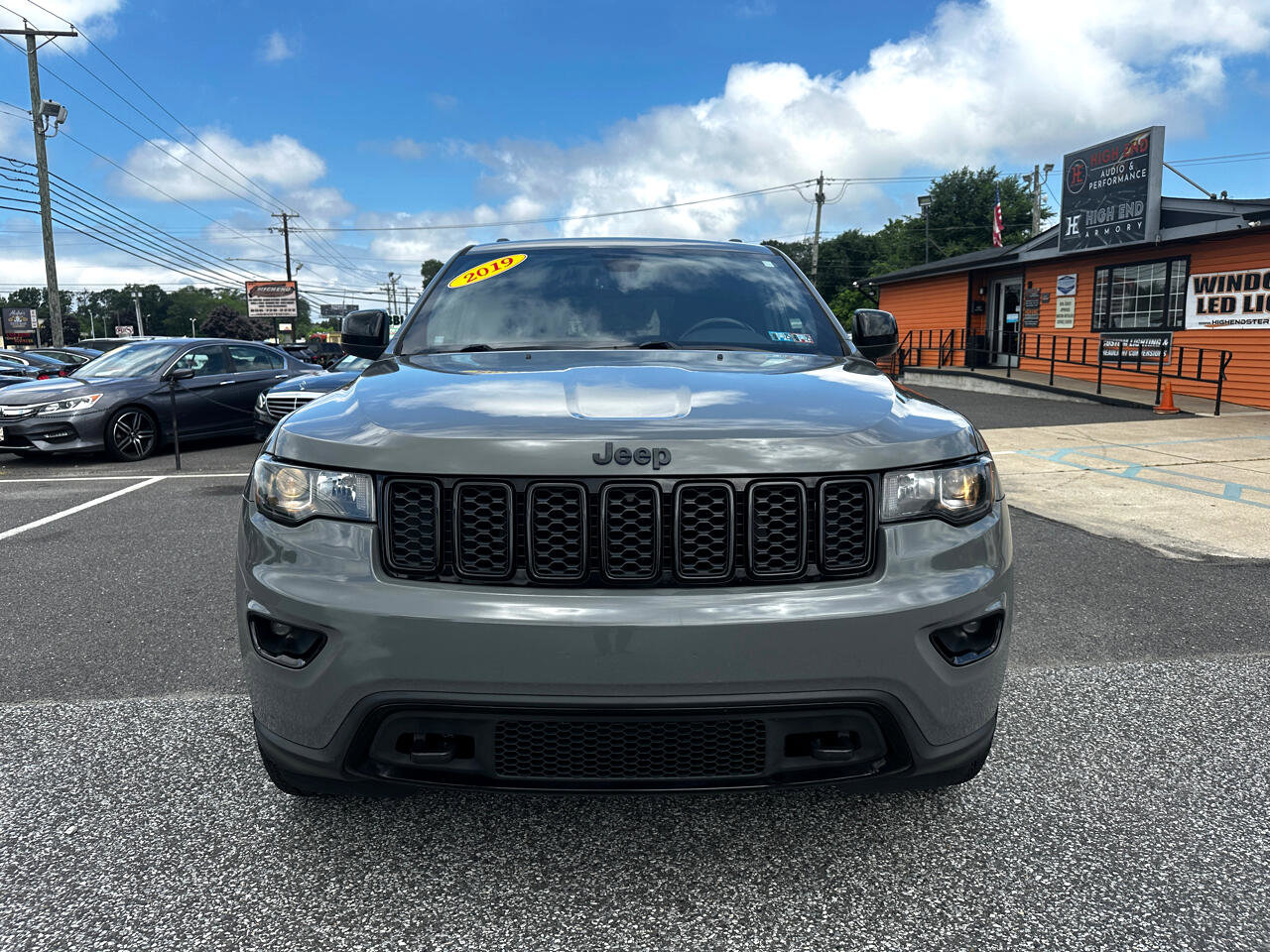 Used 2019 Jeep Grand Cherokee Laredo image 2