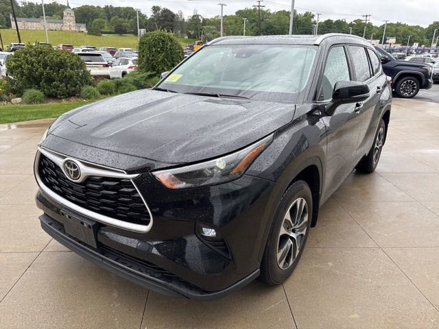Used 2025 Toyota Highlander XLE AWD/4WD image 3