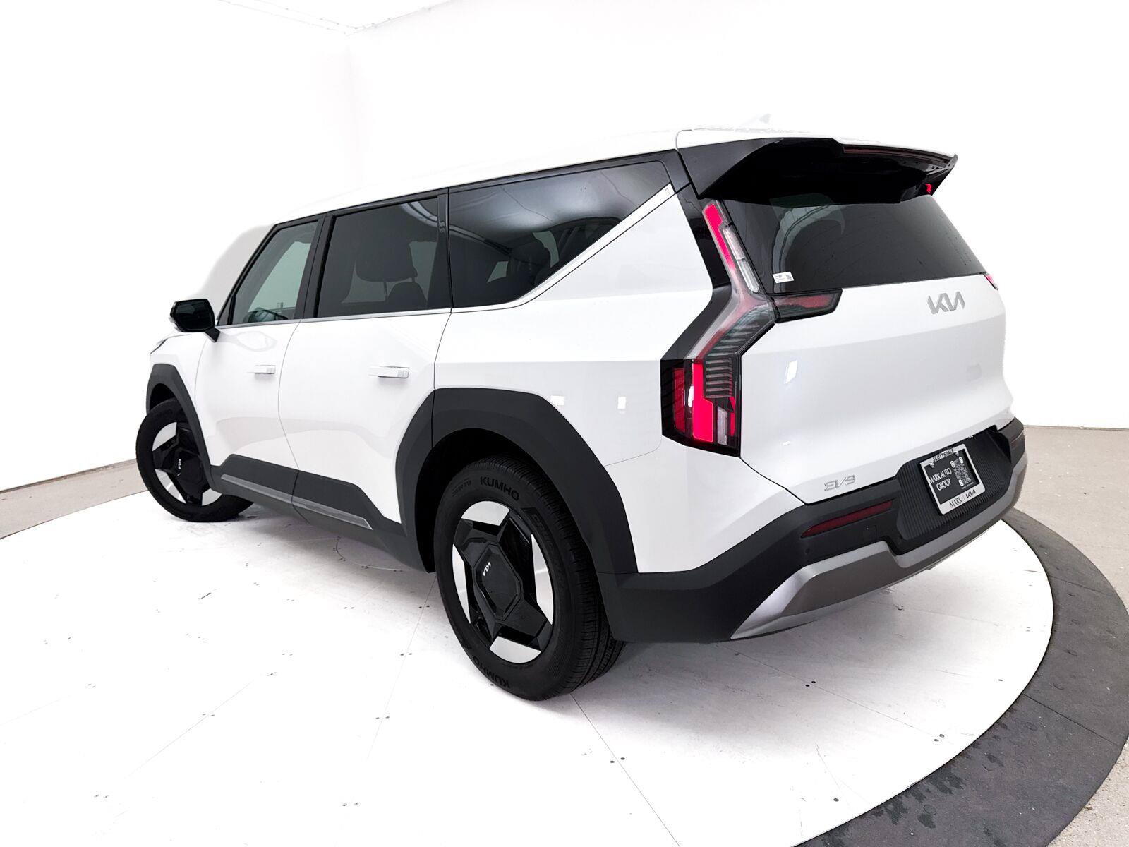 Used 2024 Kia EV9 Light Long Range RWD image 2