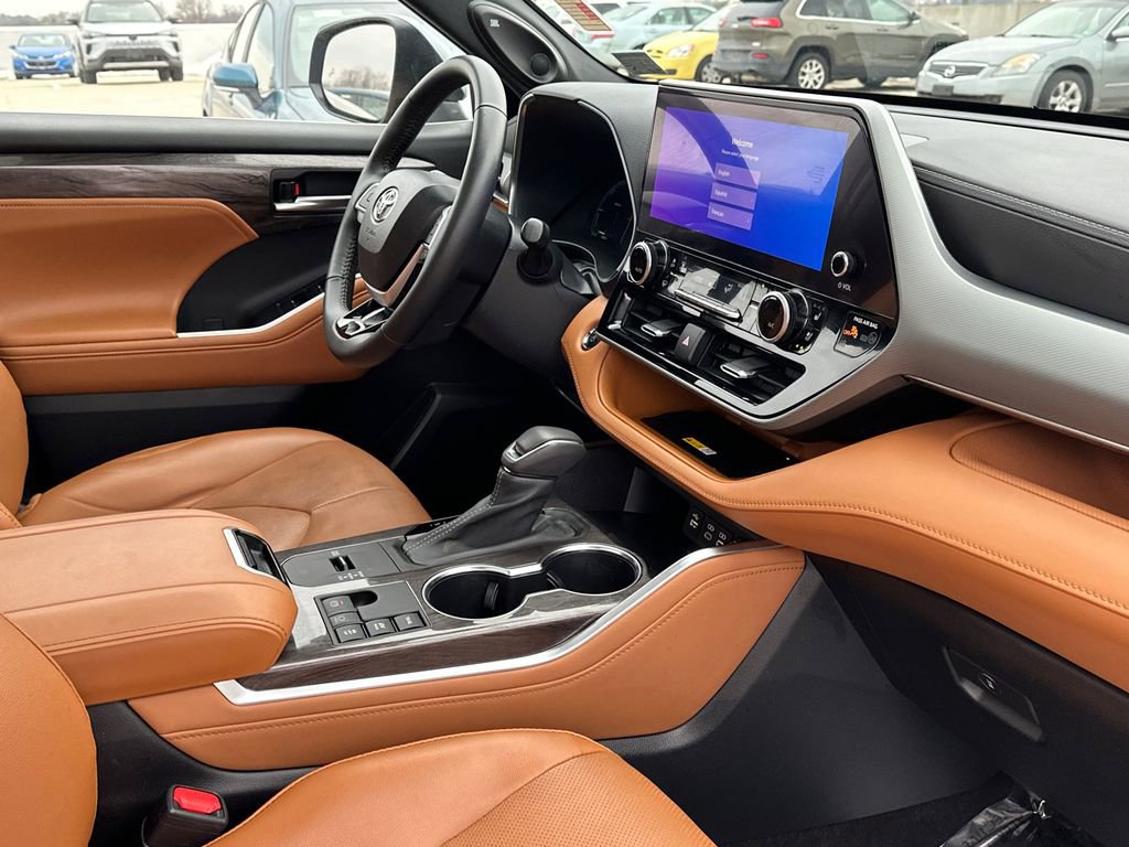 Used 2023 Toyota Highlander Platinum image 13