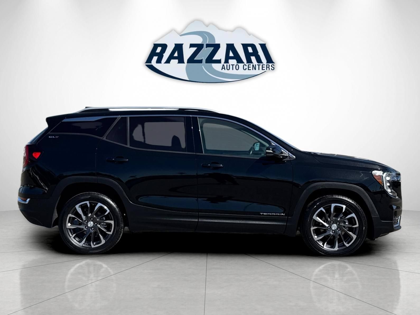 Used 2022 GMC Terrain SLT FWD image 2