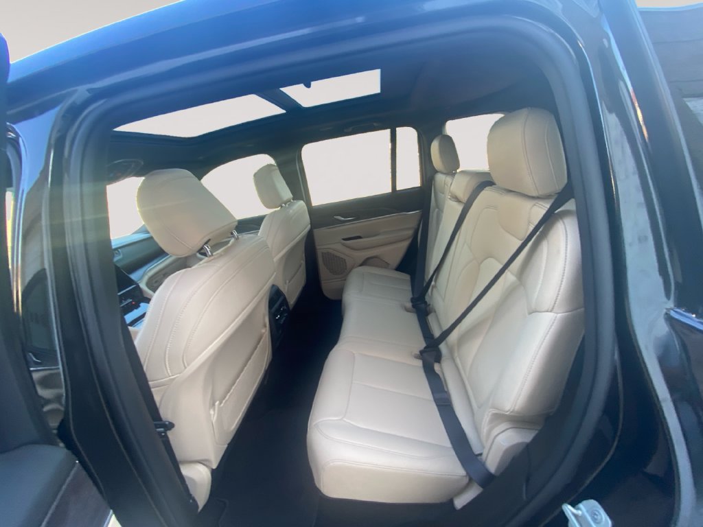 Used 2024 Jeep Grand Cherokee Limited AWD/4WD image 13