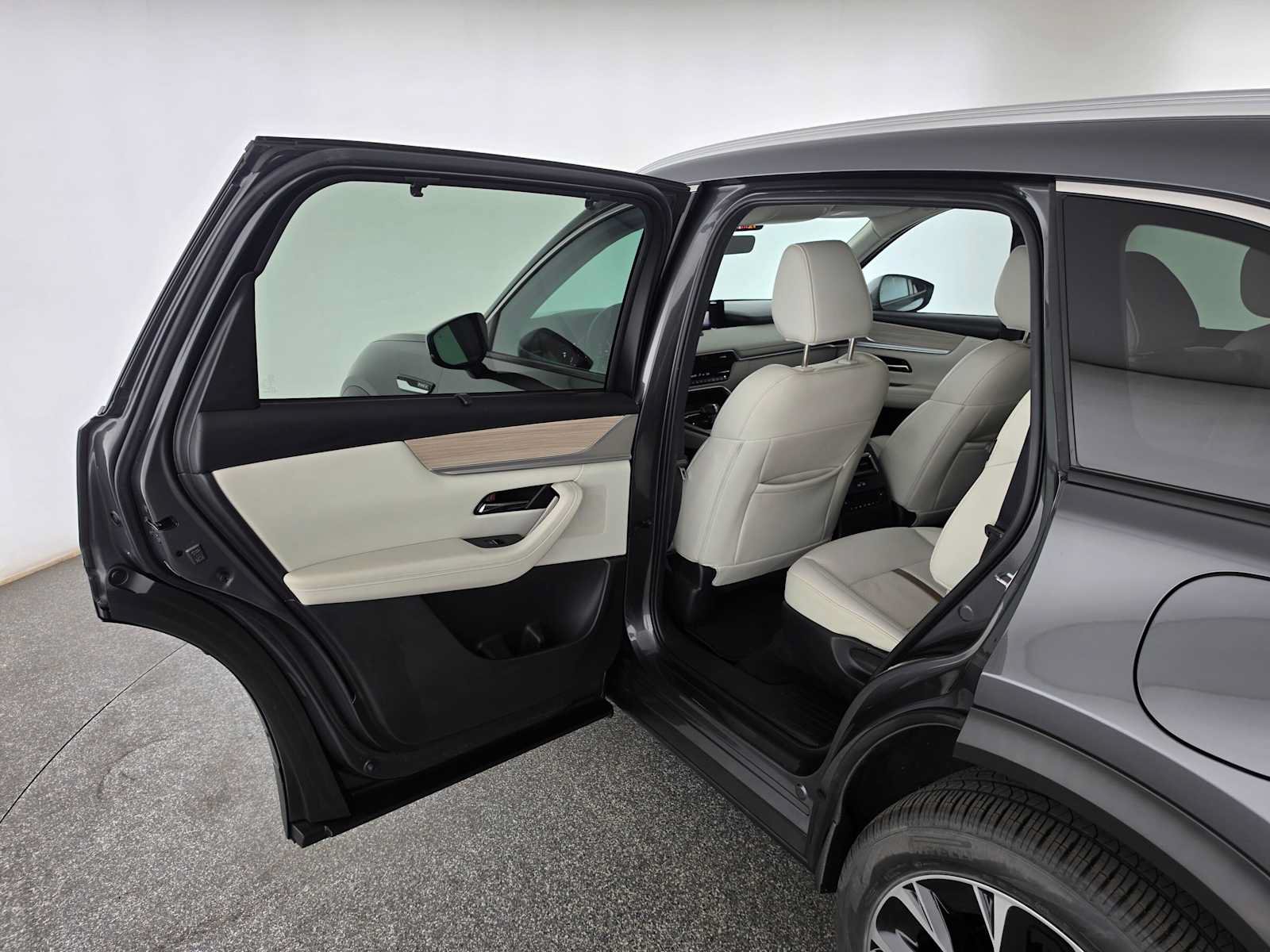 Used 2024 MAZDA CX-90 Plug-In Hybrid w/ Premium Plus AWD/4WD image 17