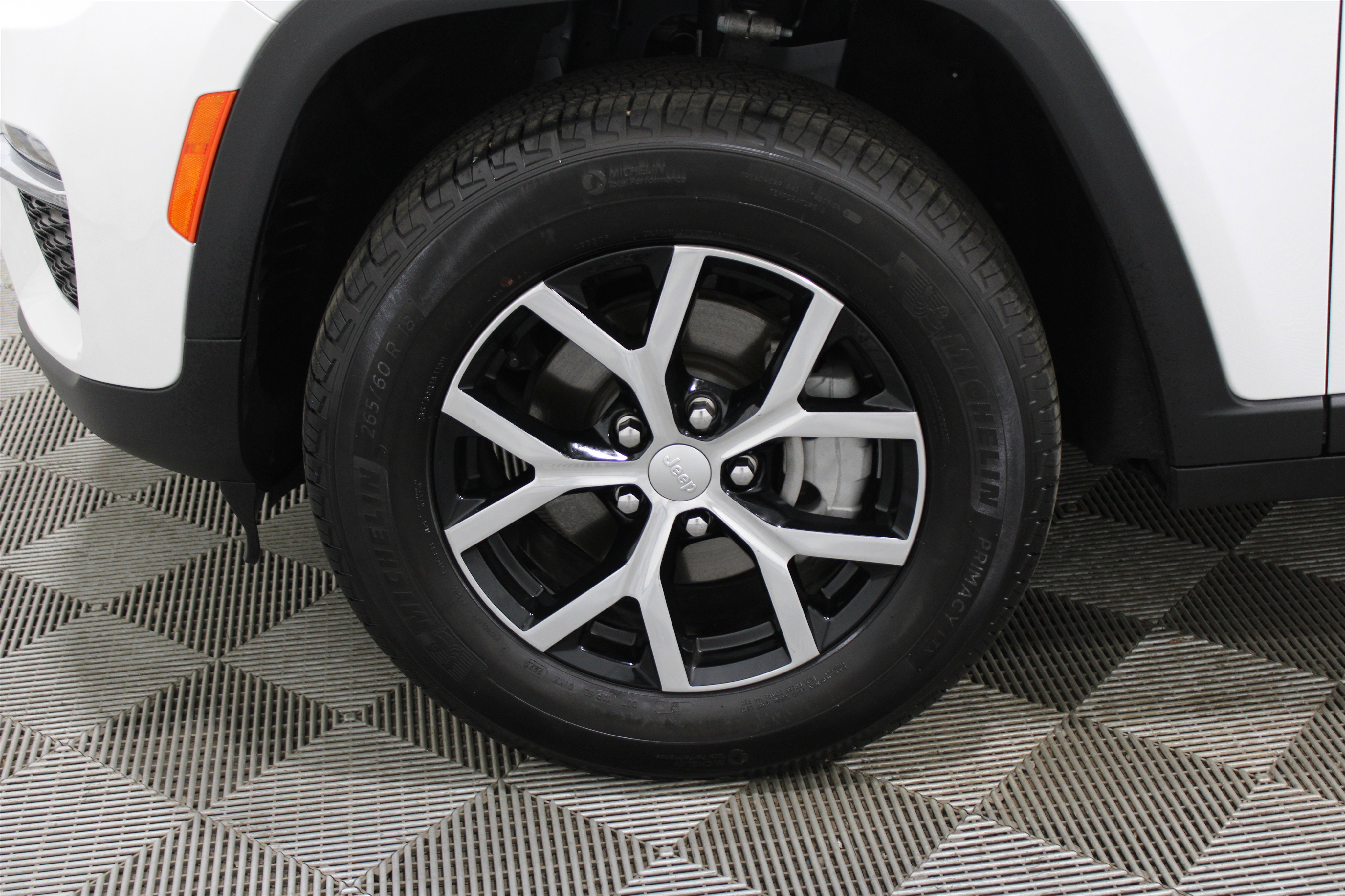 Used 2024 Jeep Grand Cherokee Limited image 33