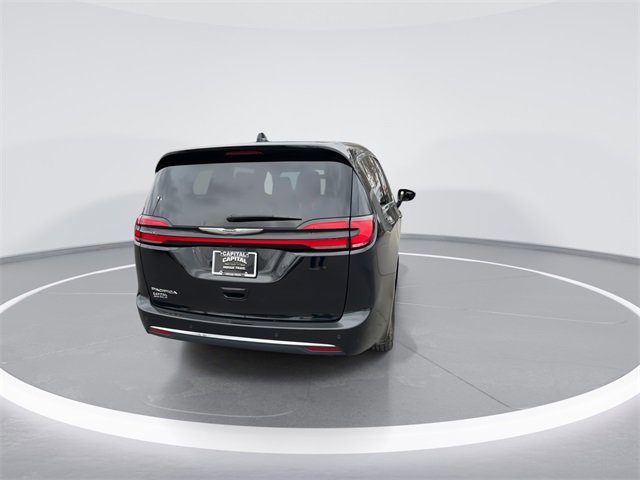 Used 2024 Chrysler Pacifica Touring-L image 7