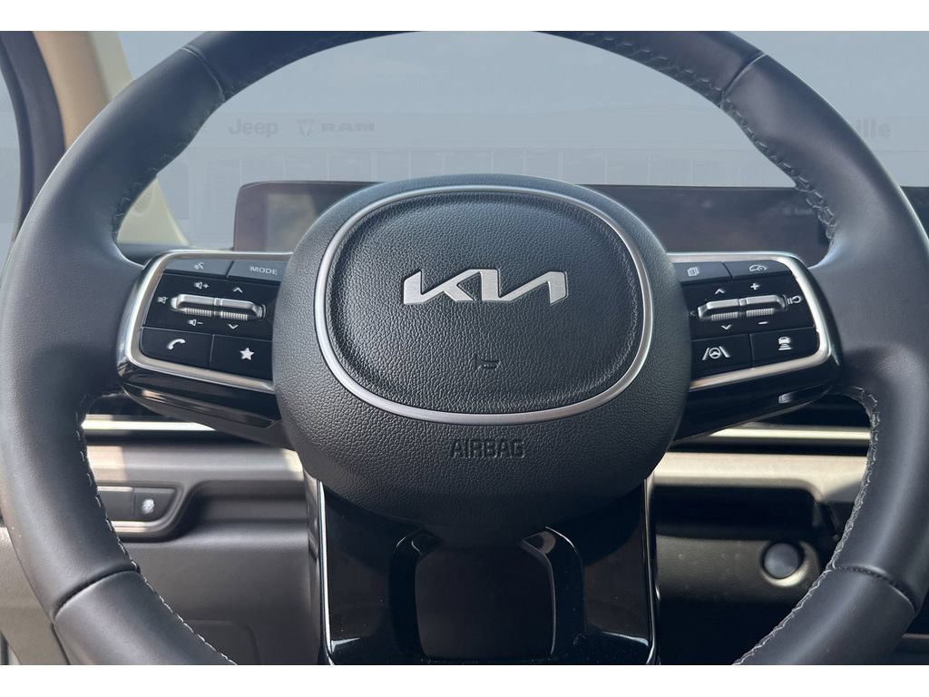 Used 2025 Kia Carnival EX FWD image 11