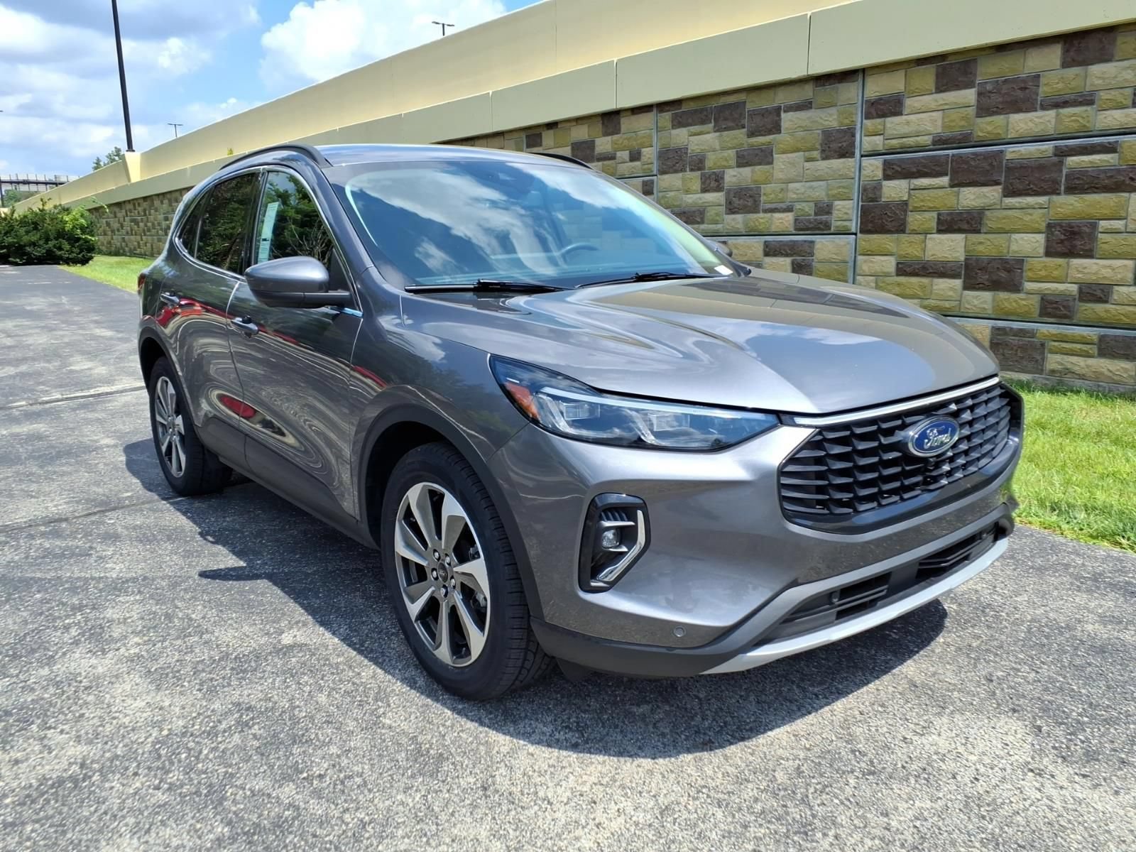 Used 2023 Ford Escape Platinum AWD/4WD image 2
