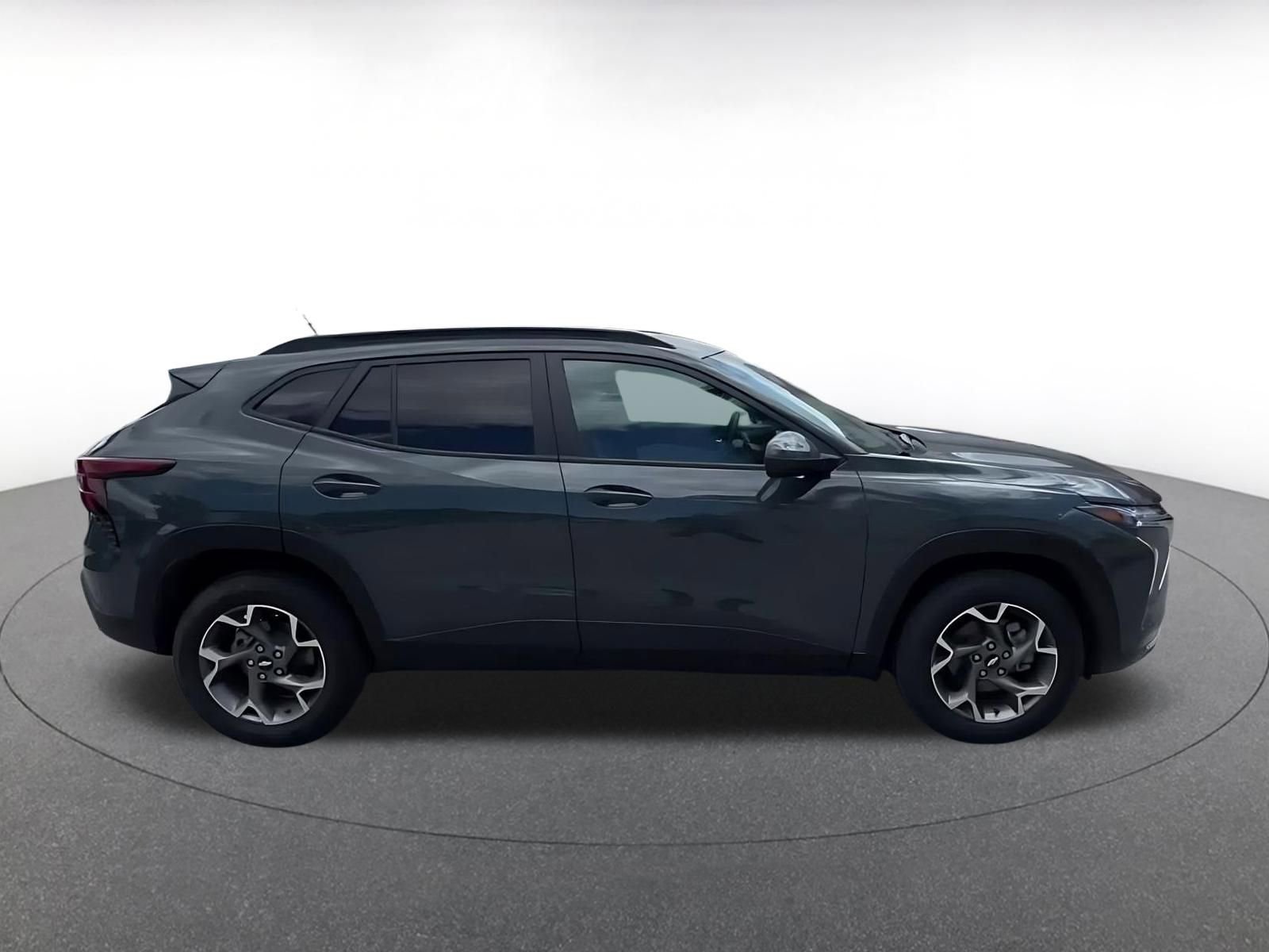 Used 2025 Chevrolet Trax LT FWD image 16