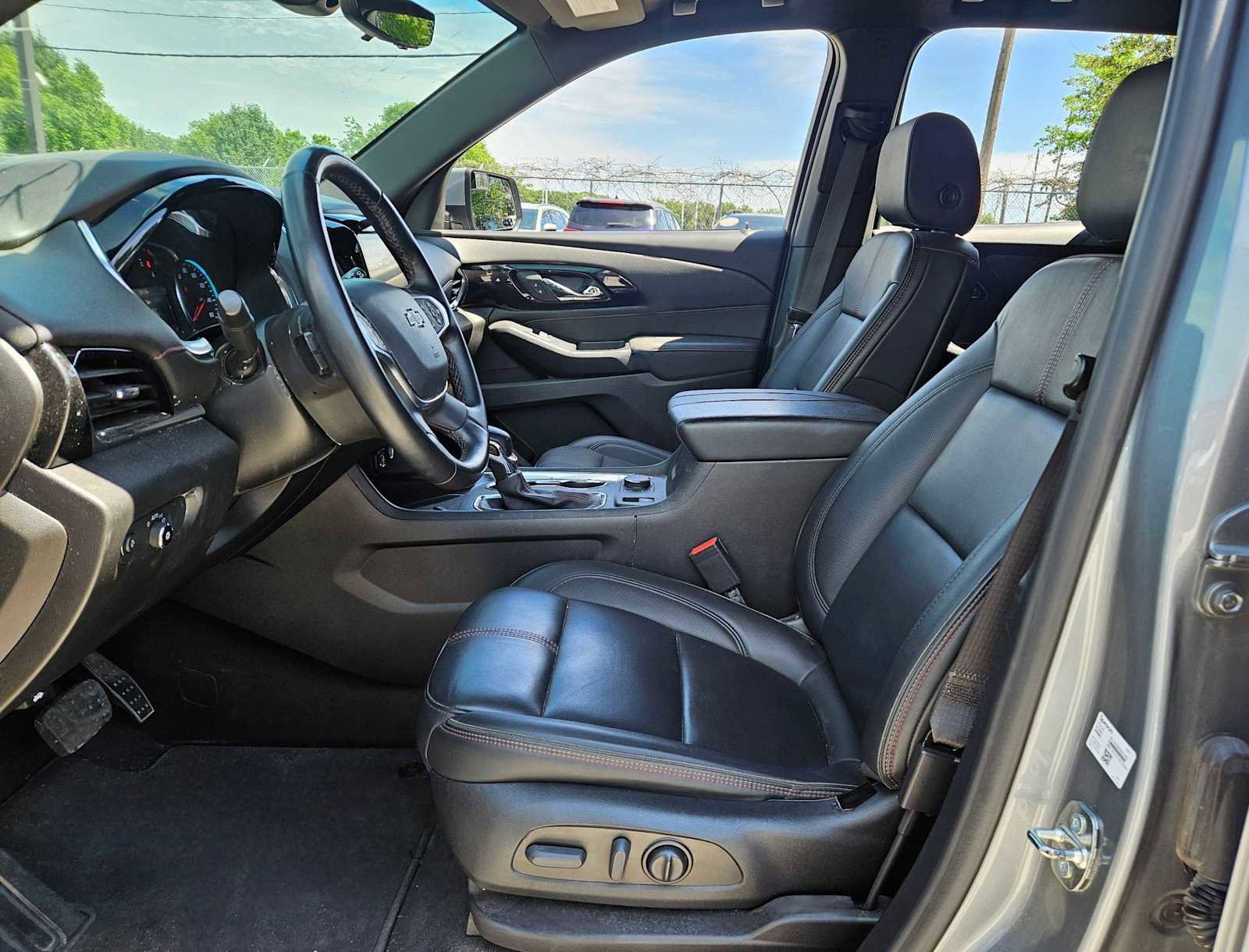 Used 2023 Chevrolet Traverse RS FWD image 11