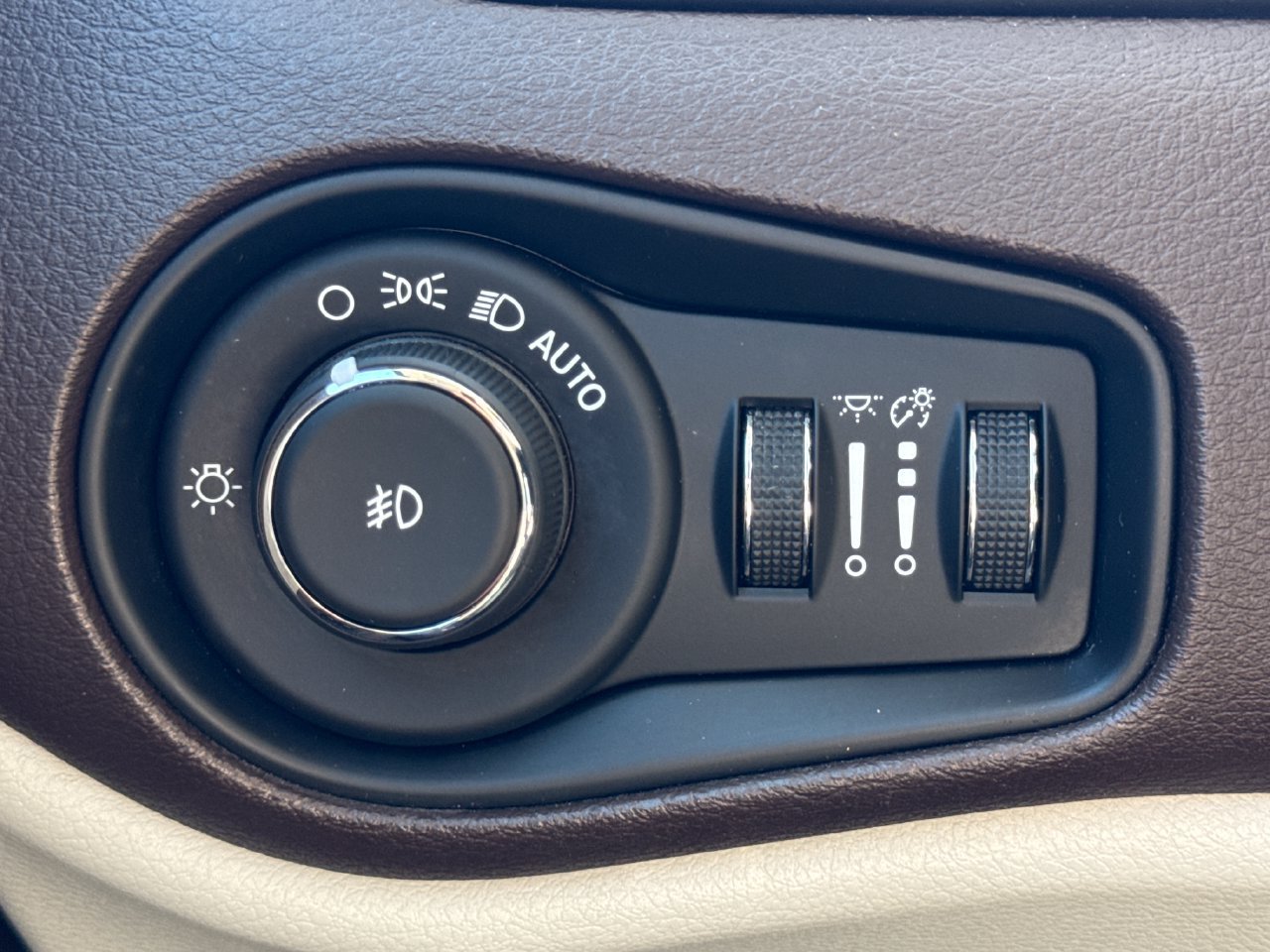Used 2016 Jeep Renegade Latitude AWD/4WD image 16
