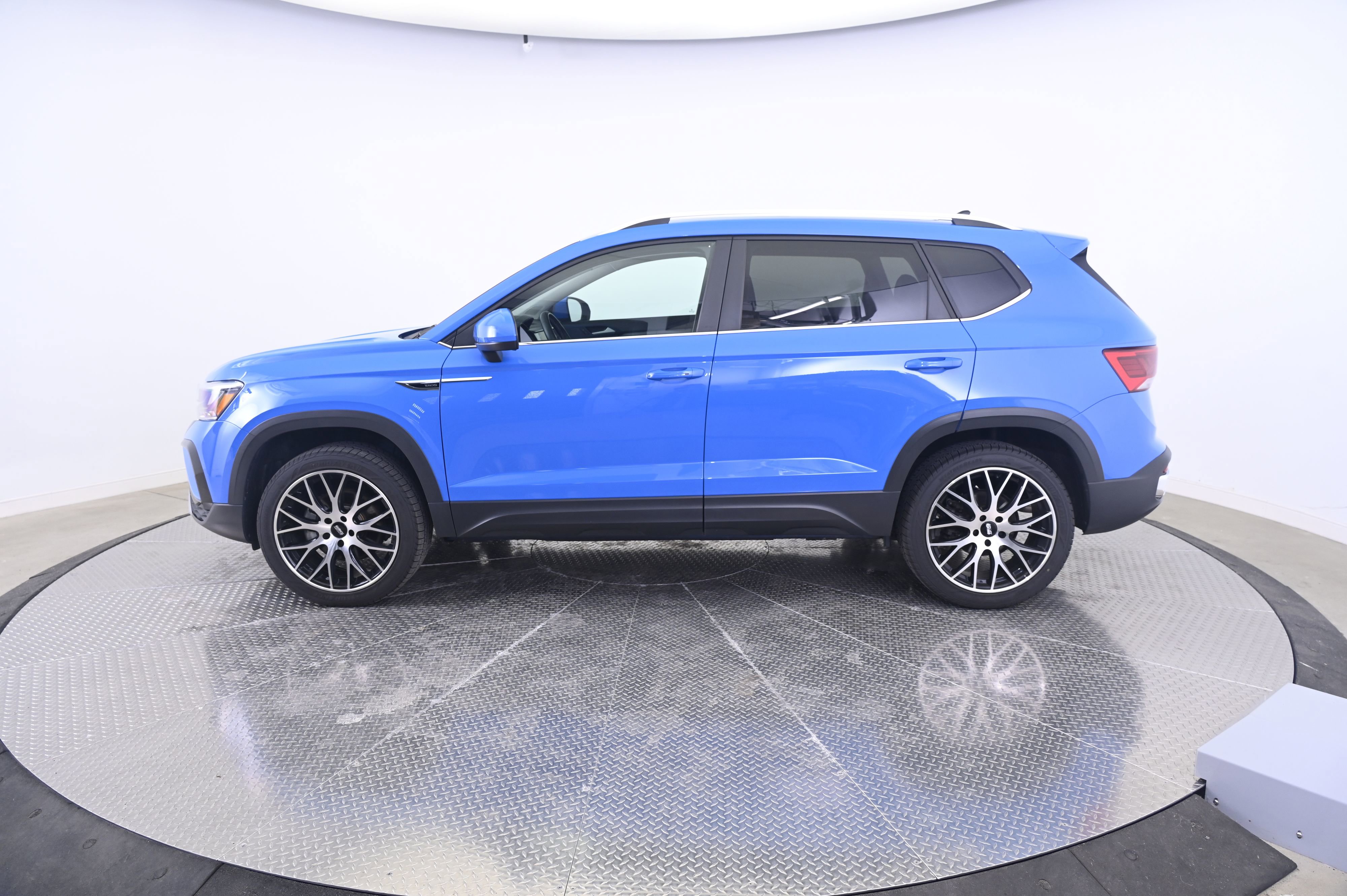 Used 2024 Volkswagen Taos SE w/ Panoramic Sunroof Package AWD/4WD image 2