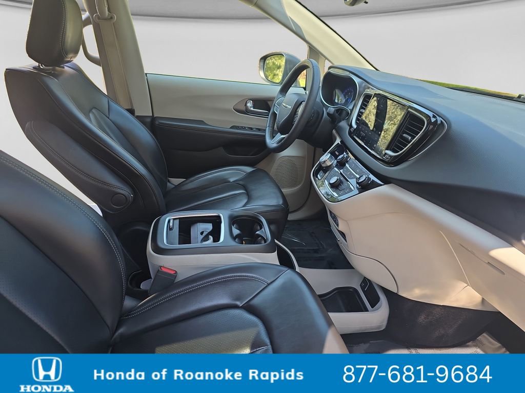 Used 2023 Chrysler Pacifica Touring-L image 17