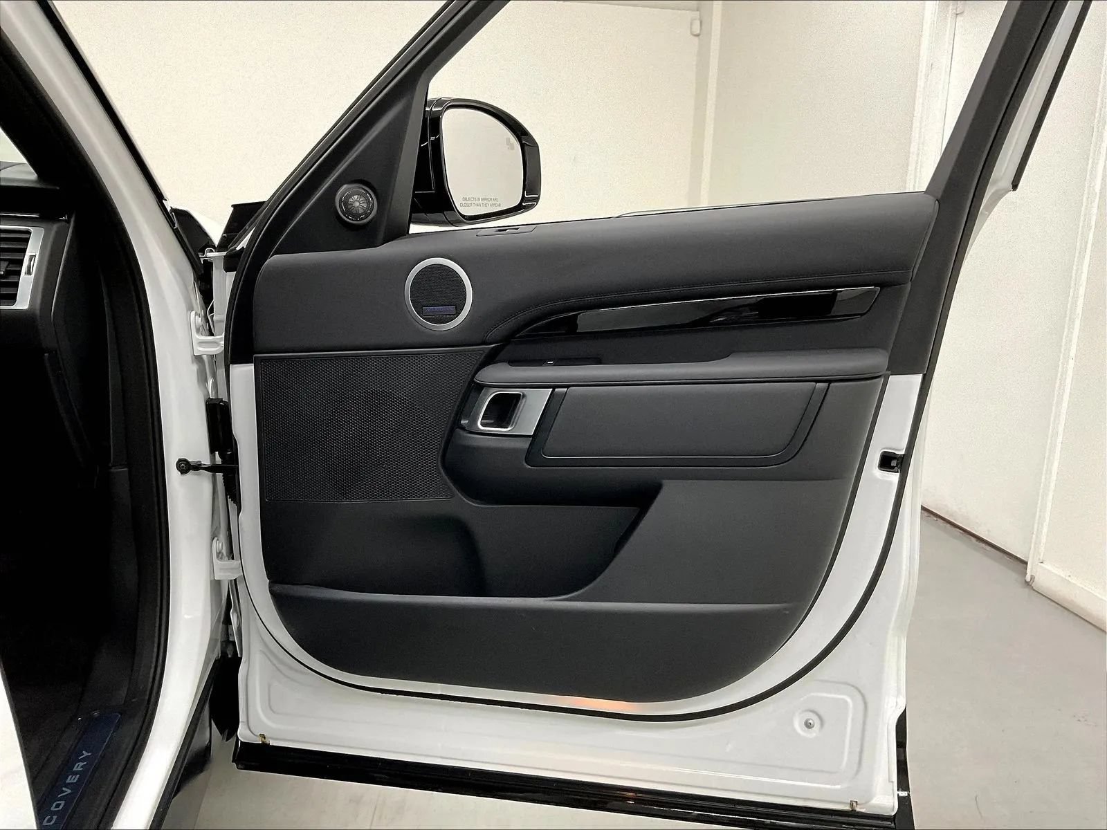 Used 2025 Land Rover Discovery S AWD/4WD image 18