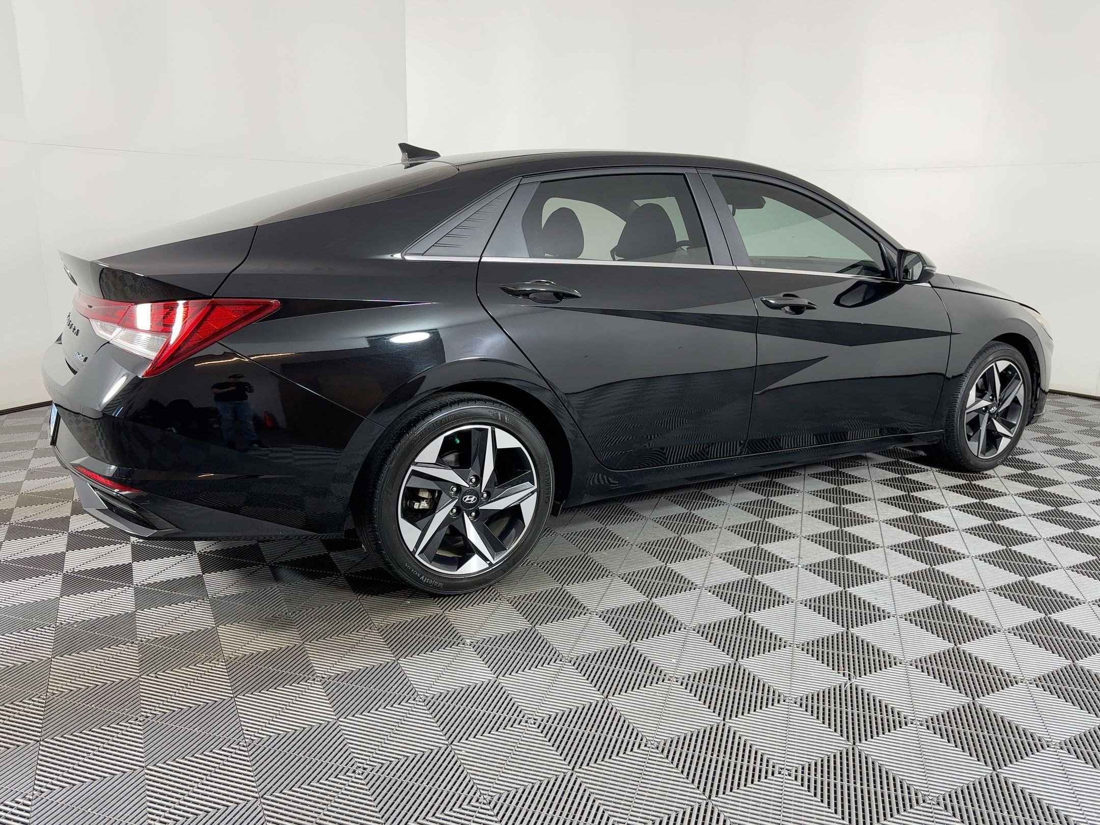 Used 2023 Hyundai Elantra Limited image 6