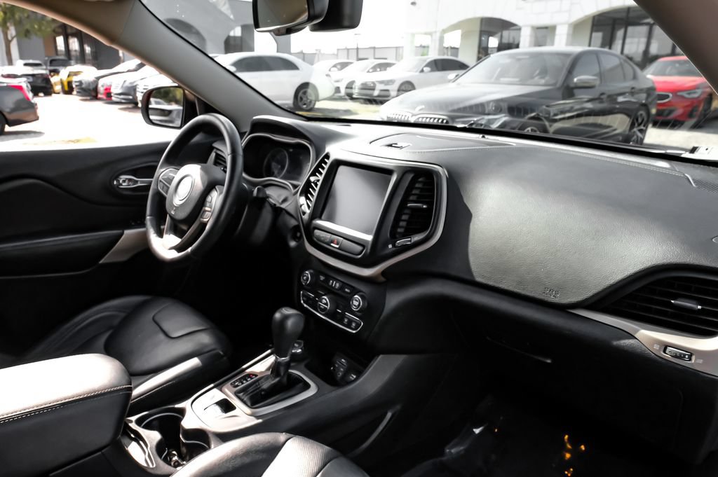 Used 2017 Jeep Cherokee Limited w/ Luxury Group AWD/4WD image 9