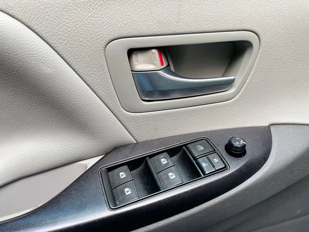 Used 2015 Toyota Sienna LE AWD/4WD image 9