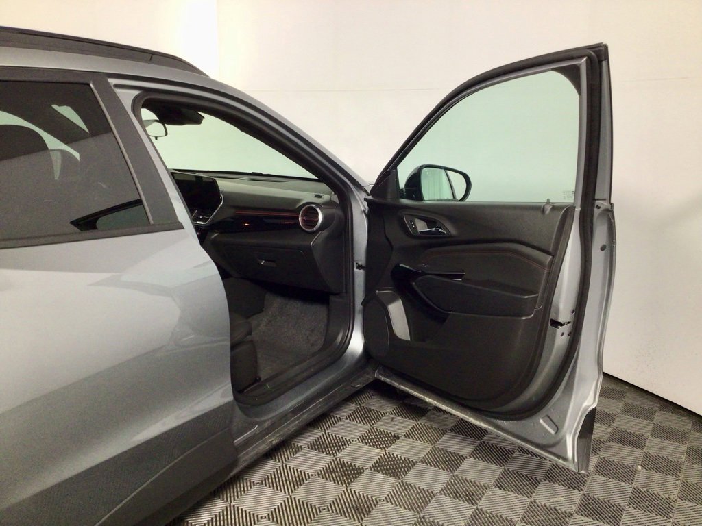 Used 2025 Chevrolet Trax RS image 32