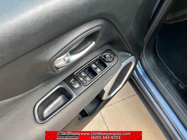 Used 2020 Jeep Renegade Latitude AWD/4WD image 12