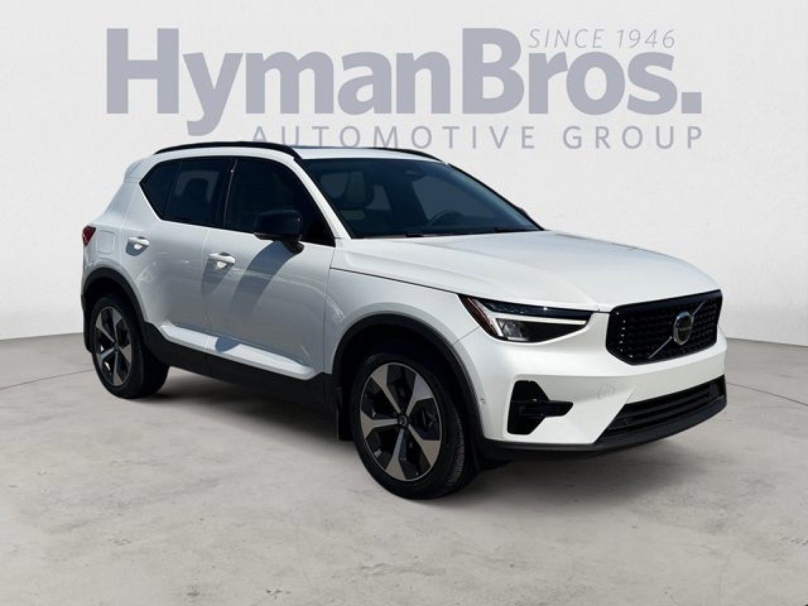 Used 2023 Volvo XC40 B5 Plus AWD/4WD image 1