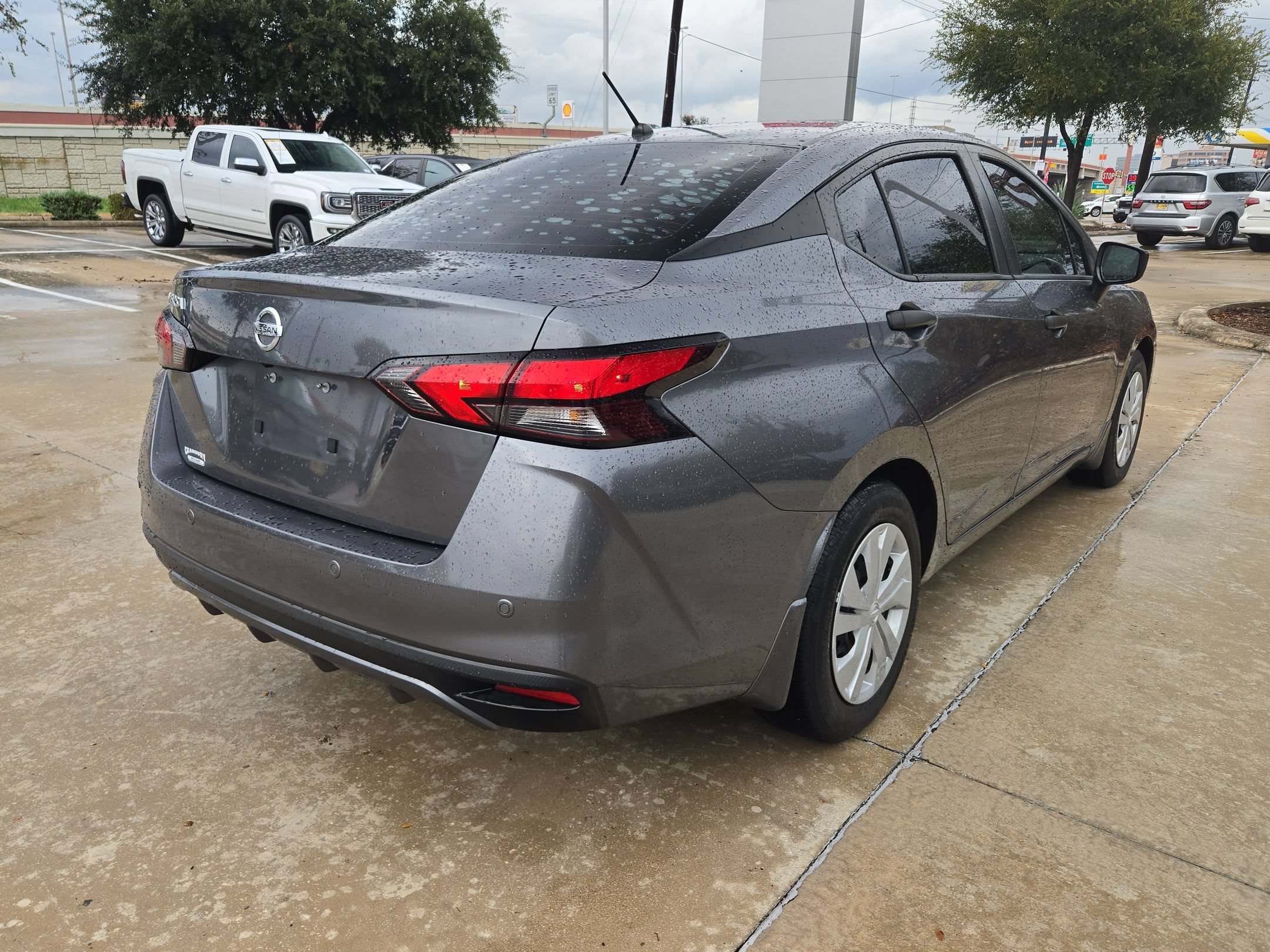 Used 2021 Nissan Versa S FWD image 3