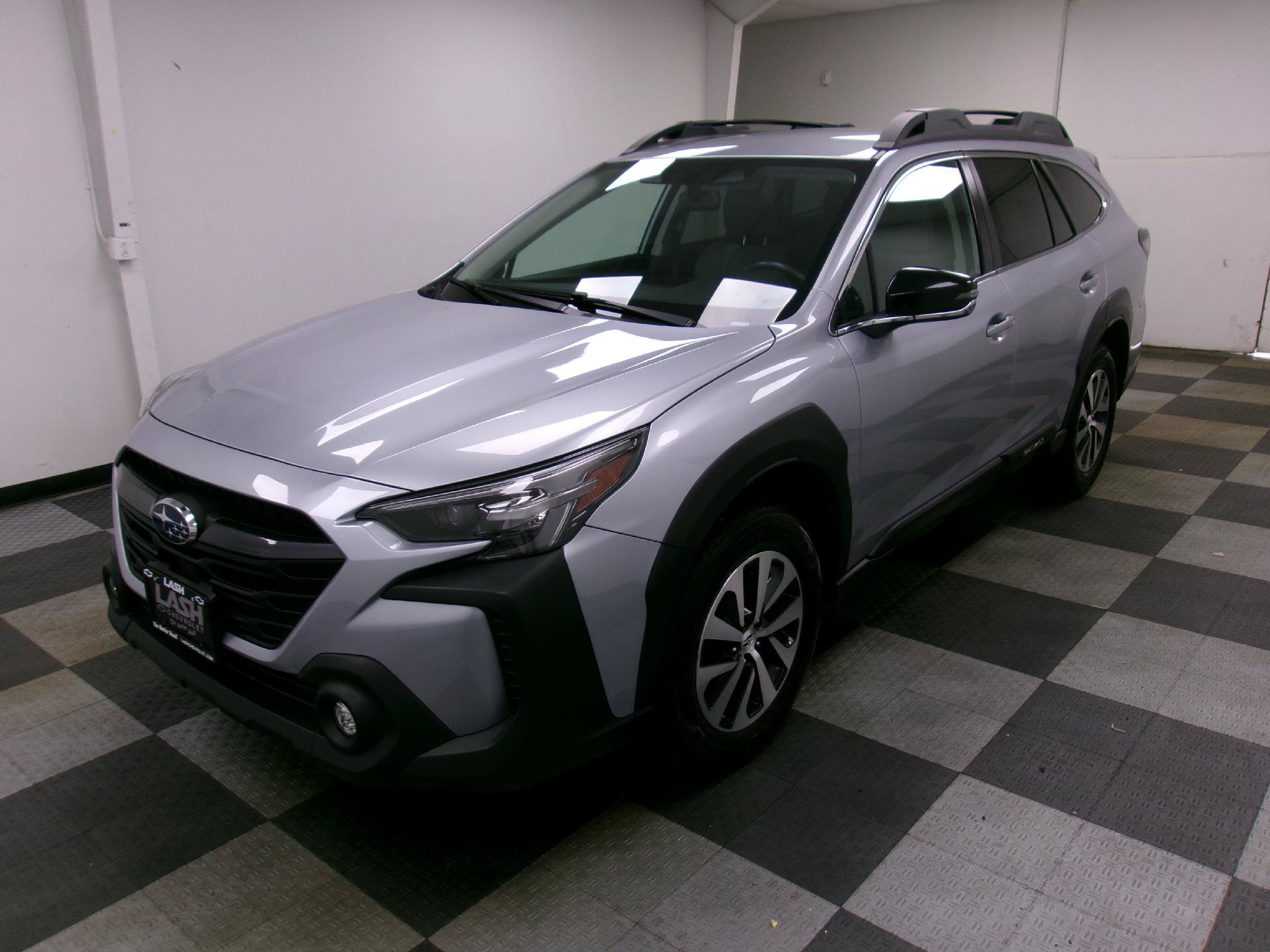 Used 2023 Subaru Outback Premium AWD/4WD image 1