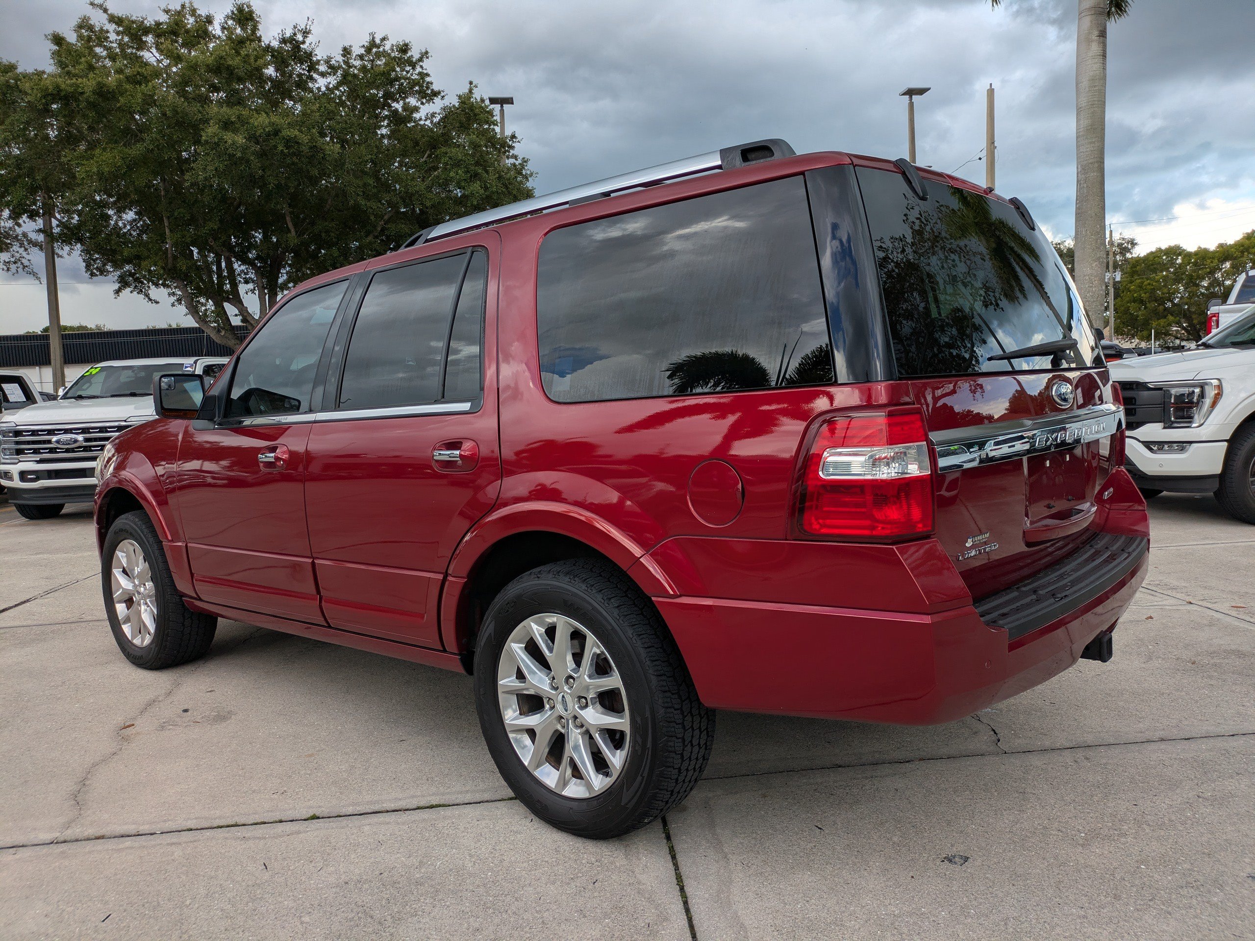 Used 2015 Ford Expedition Limited w/ Equipment Group 301A RWD image 6