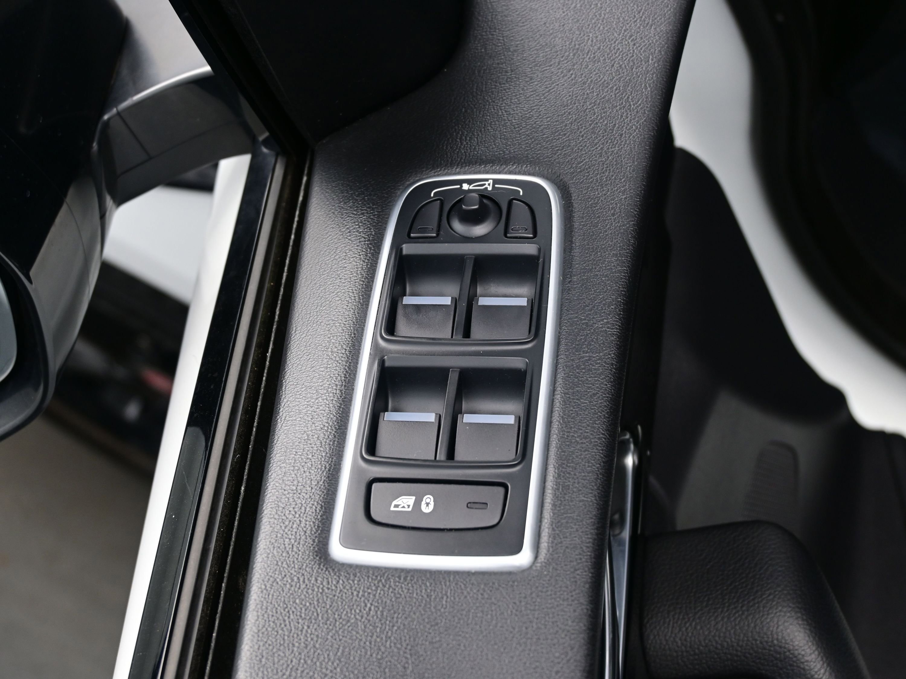 Used 2018 Jaguar F-PACE Premium image 10