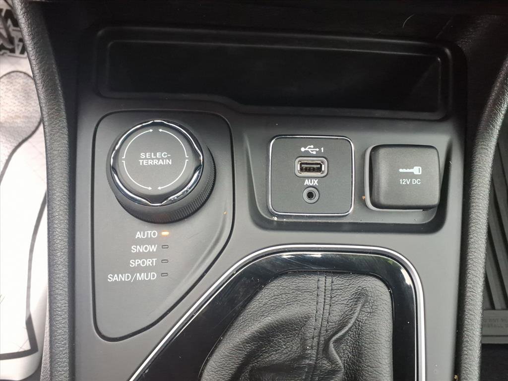 Used 2022 Jeep Cherokee Limited w/ Mopar Interior Package AWD/4WD image 13