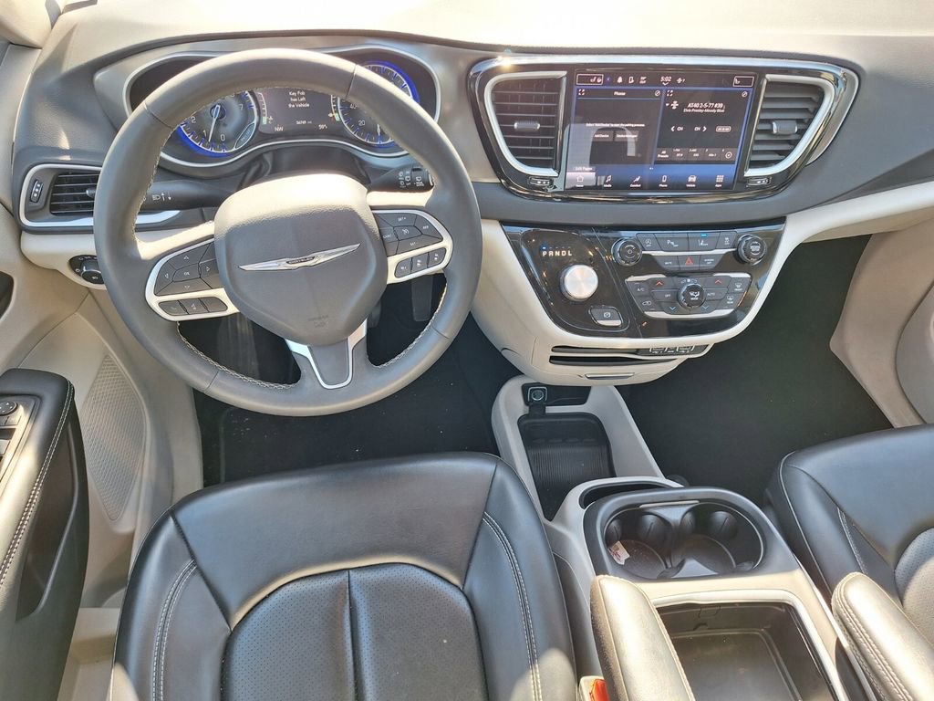 Used 2023 Chrysler Pacifica Touring-L image 9