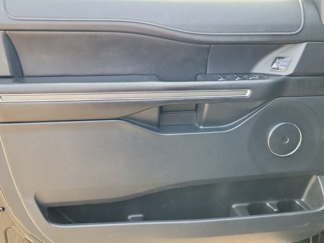 Used 2018 Ford Expedition XLT w/ Equipment Group 202A AWD/4WD image 9