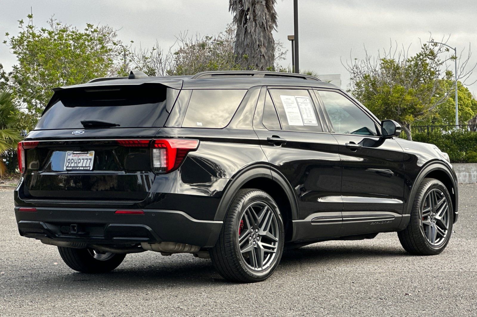 Used 2025 Ford Explorer ST-Line w/ Premium Package image 3