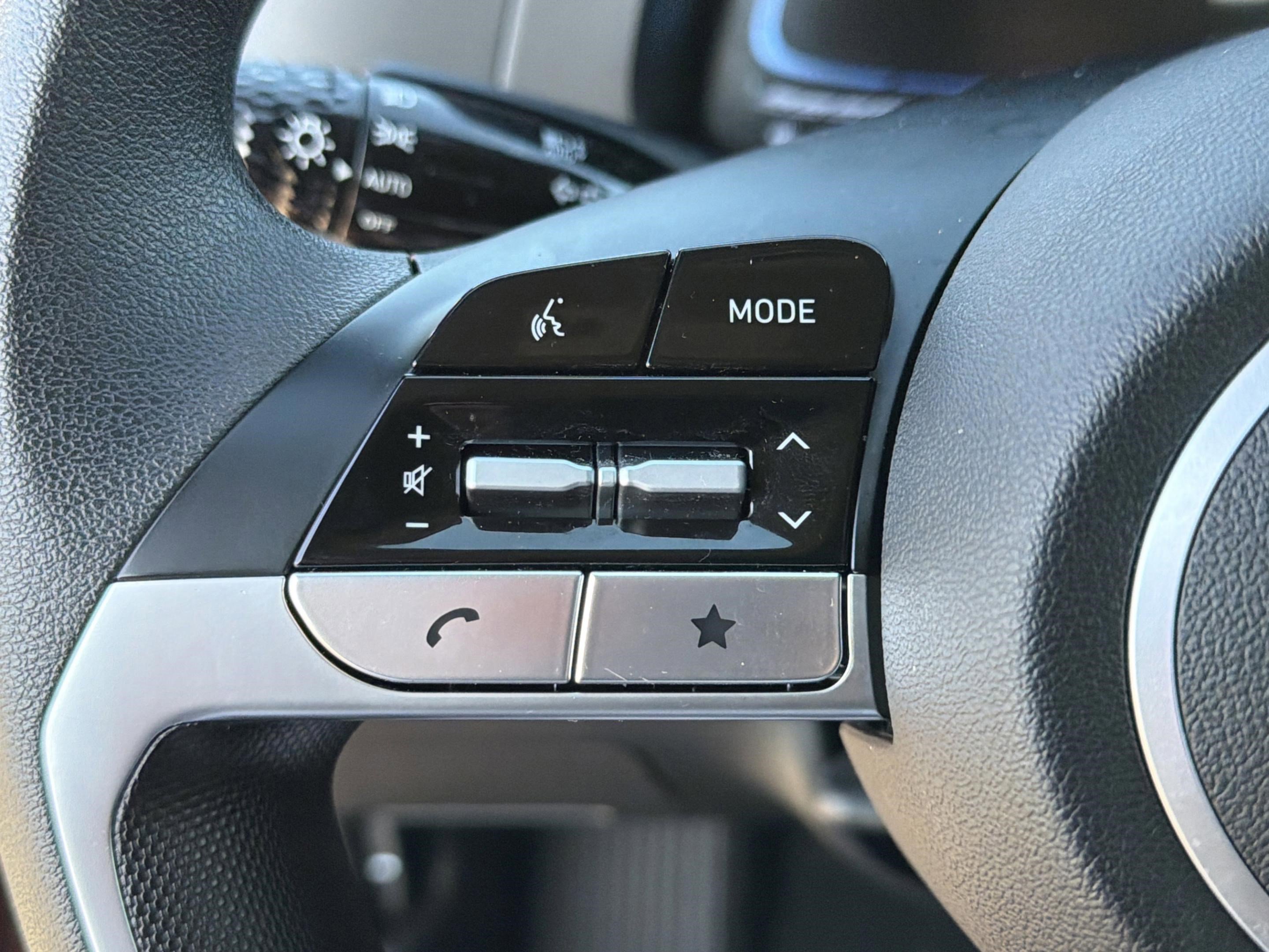 Used 2025 Hyundai Elantra SE image 18