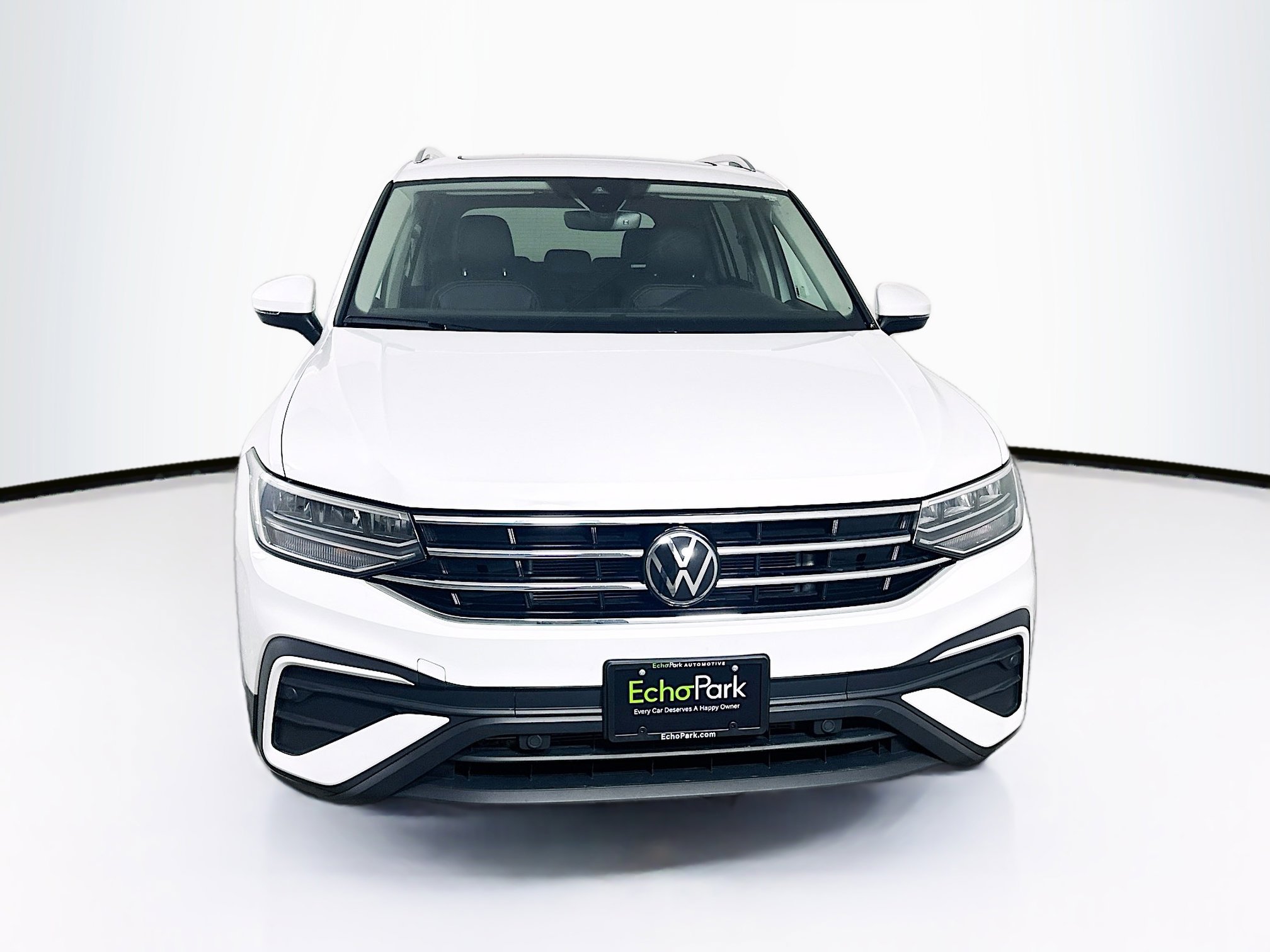Used 2024 Volkswagen Tiguan SE image 2