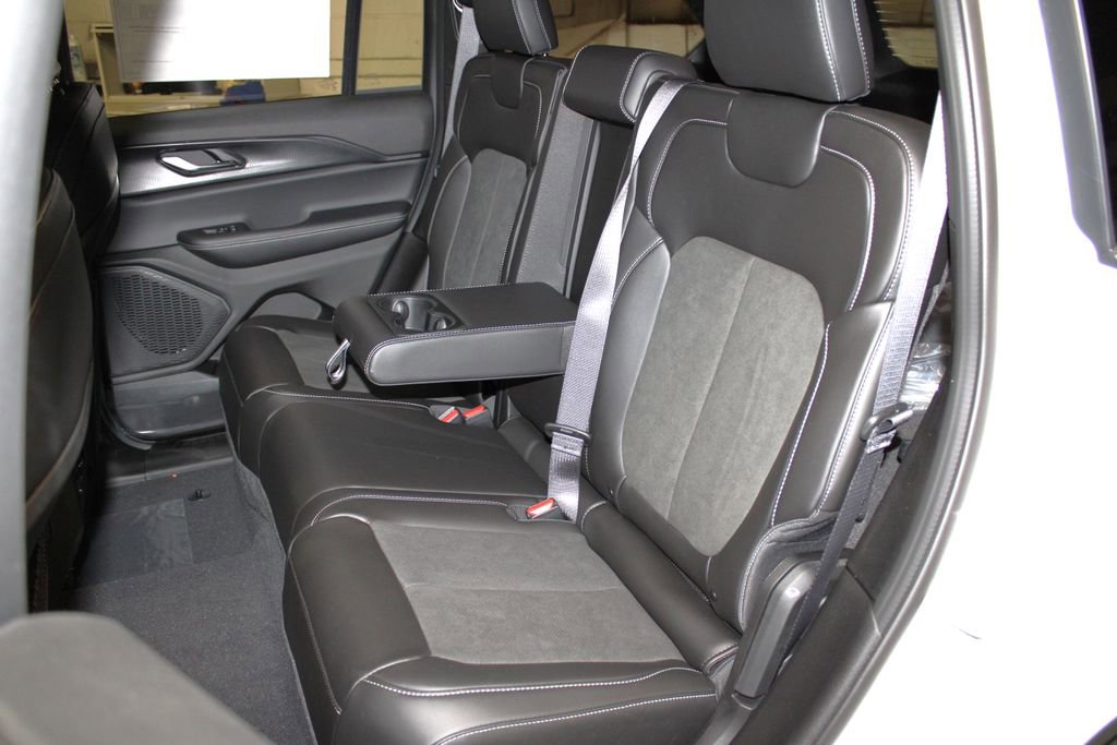 New 2025 Jeep Grand Cherokee Altitude image 27