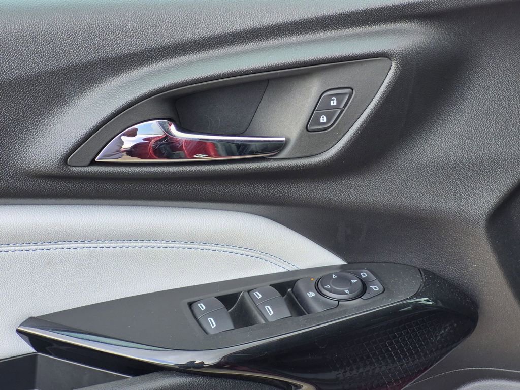 Used 2025 Chevrolet Trax LT w/ LT Convenience Package FWD image 13