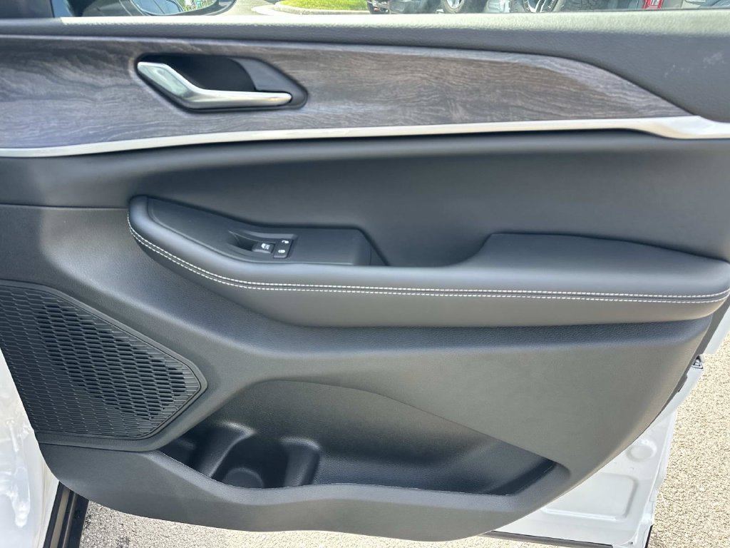 New 2027 Jeep Grand Cherokee Altitude AWD/4WD image 13