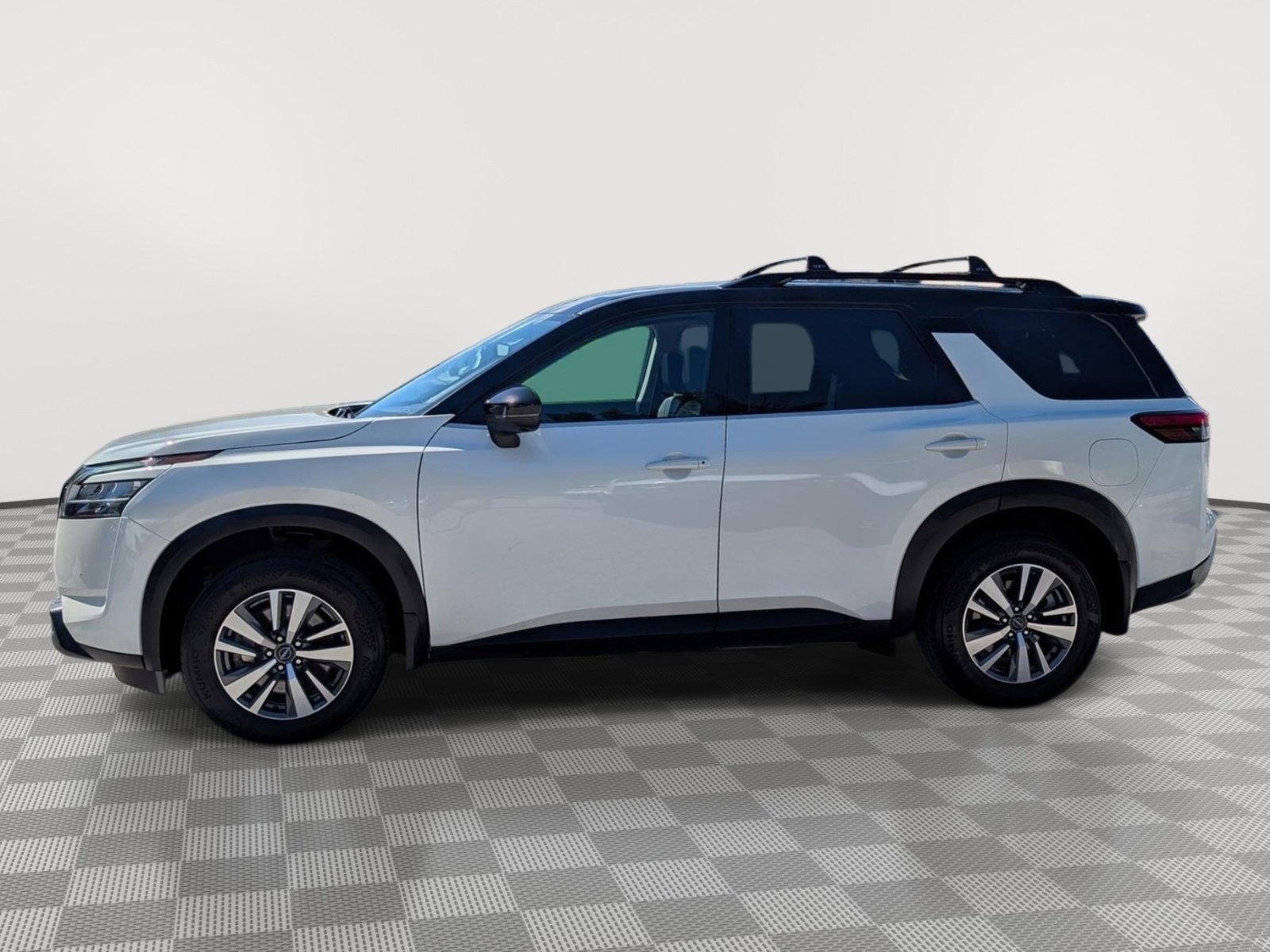Used 2024 Nissan Pathfinder SL AWD/4WD image 2
